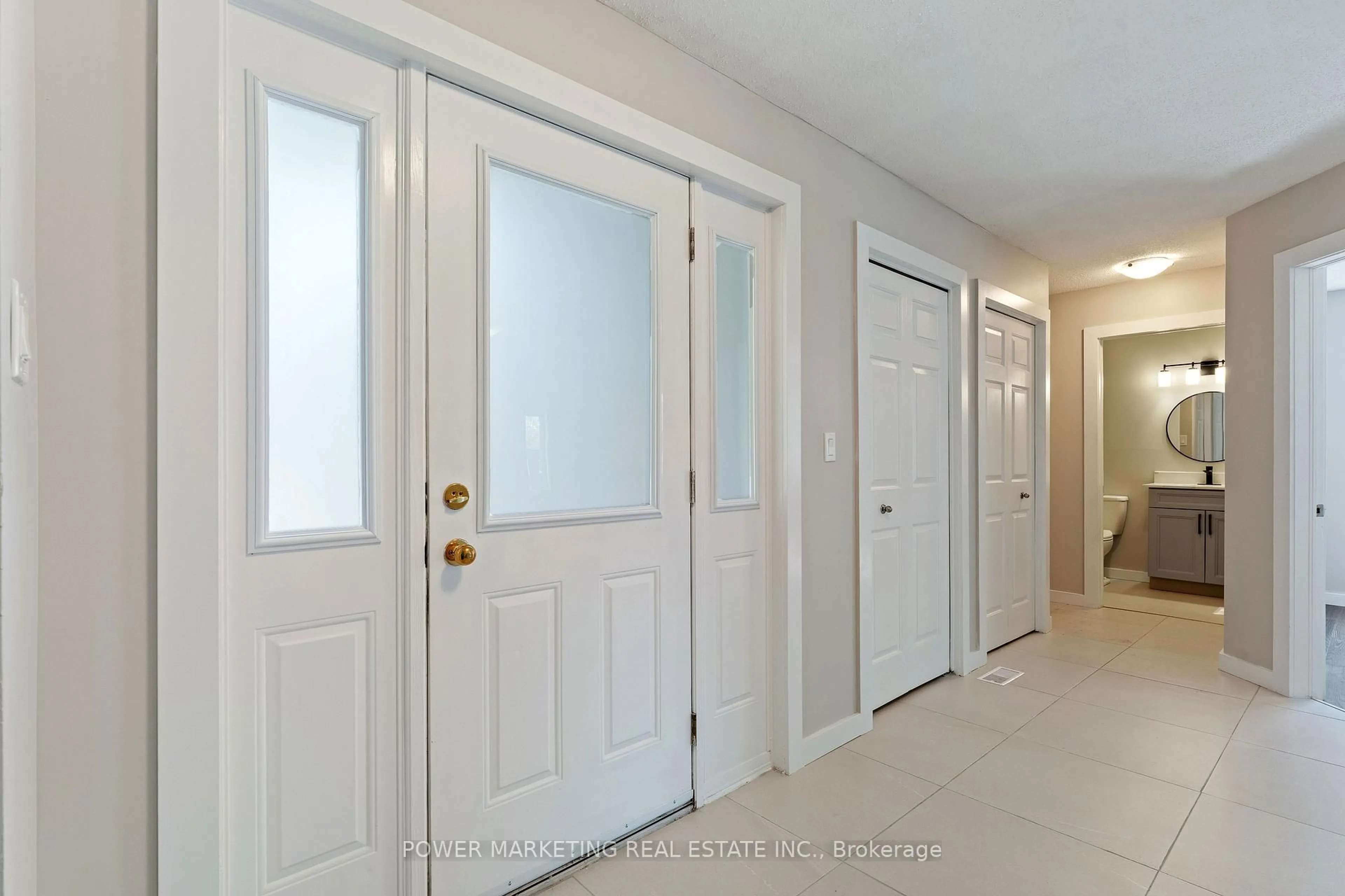 Indoor entryway for 5722 KEMPLANE Crt, Ottawa Ontario K1W 1B8