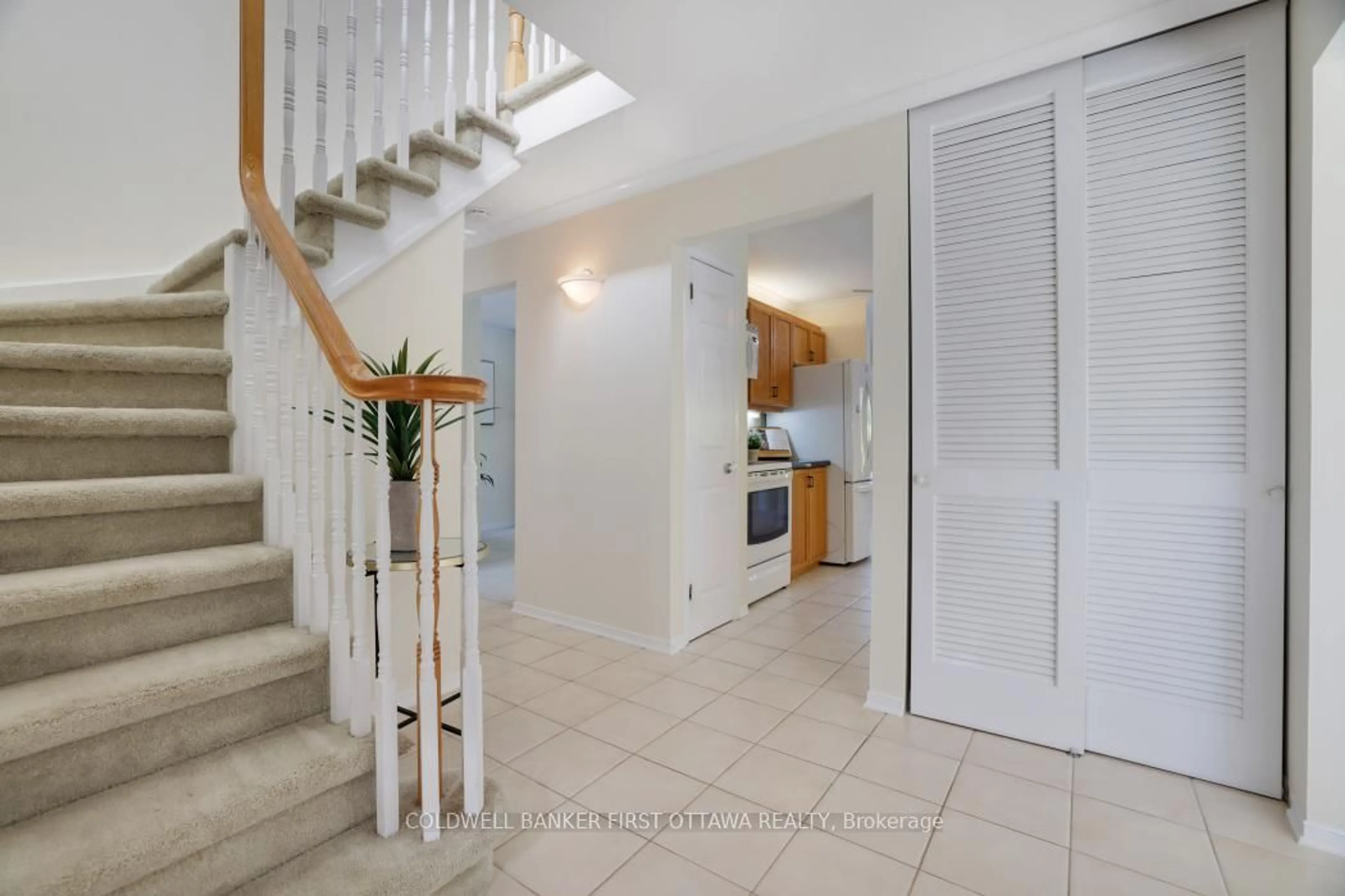 Indoor entryway for 338 Liard St, Ottawa Ontario K2S 1J8