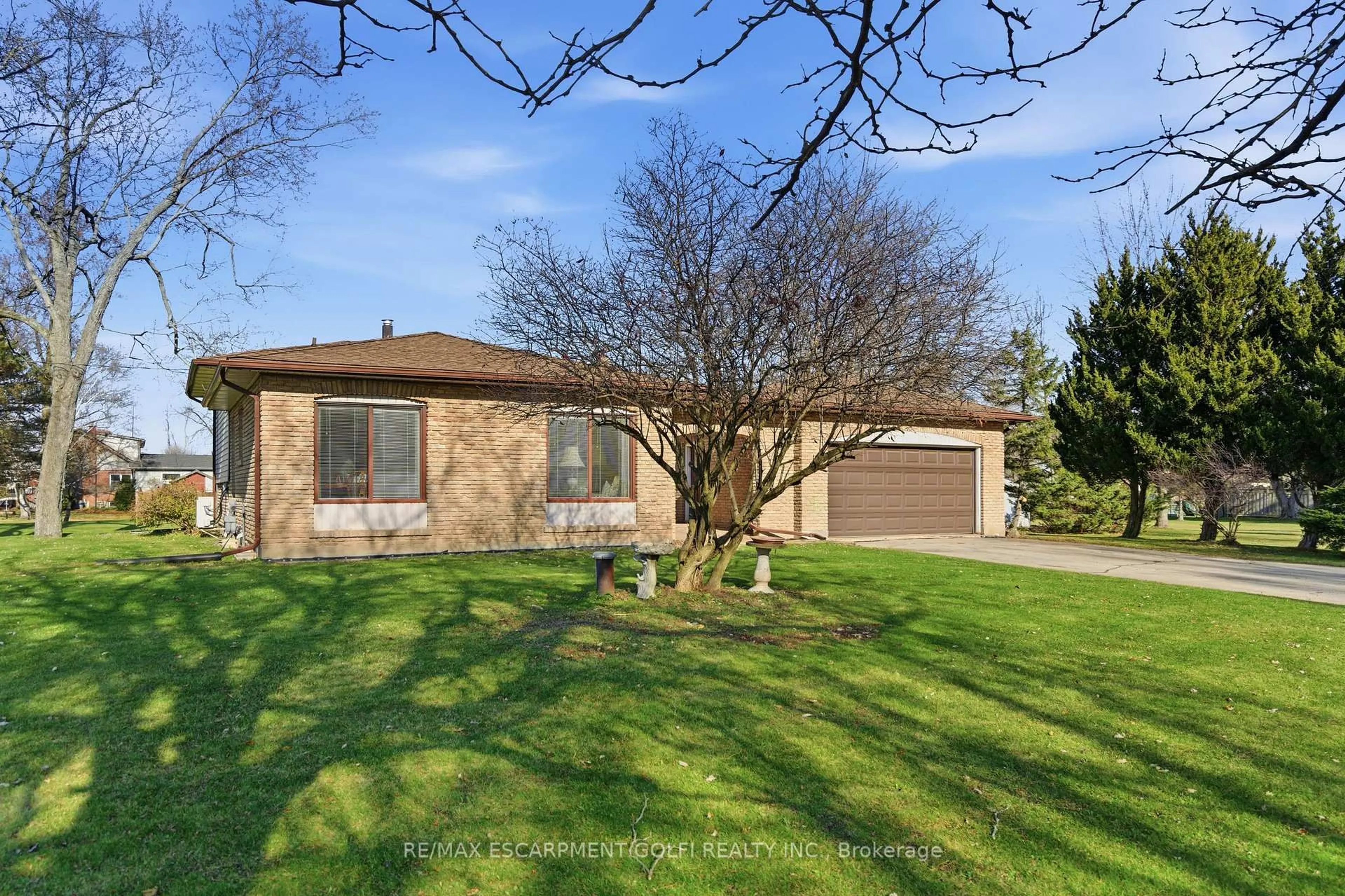 A pic from outside/outdoor area/front of a property/back of a property/a pic from drone, street for 2540 MERRITT Rd, Thorold Ontario L3B 5N5