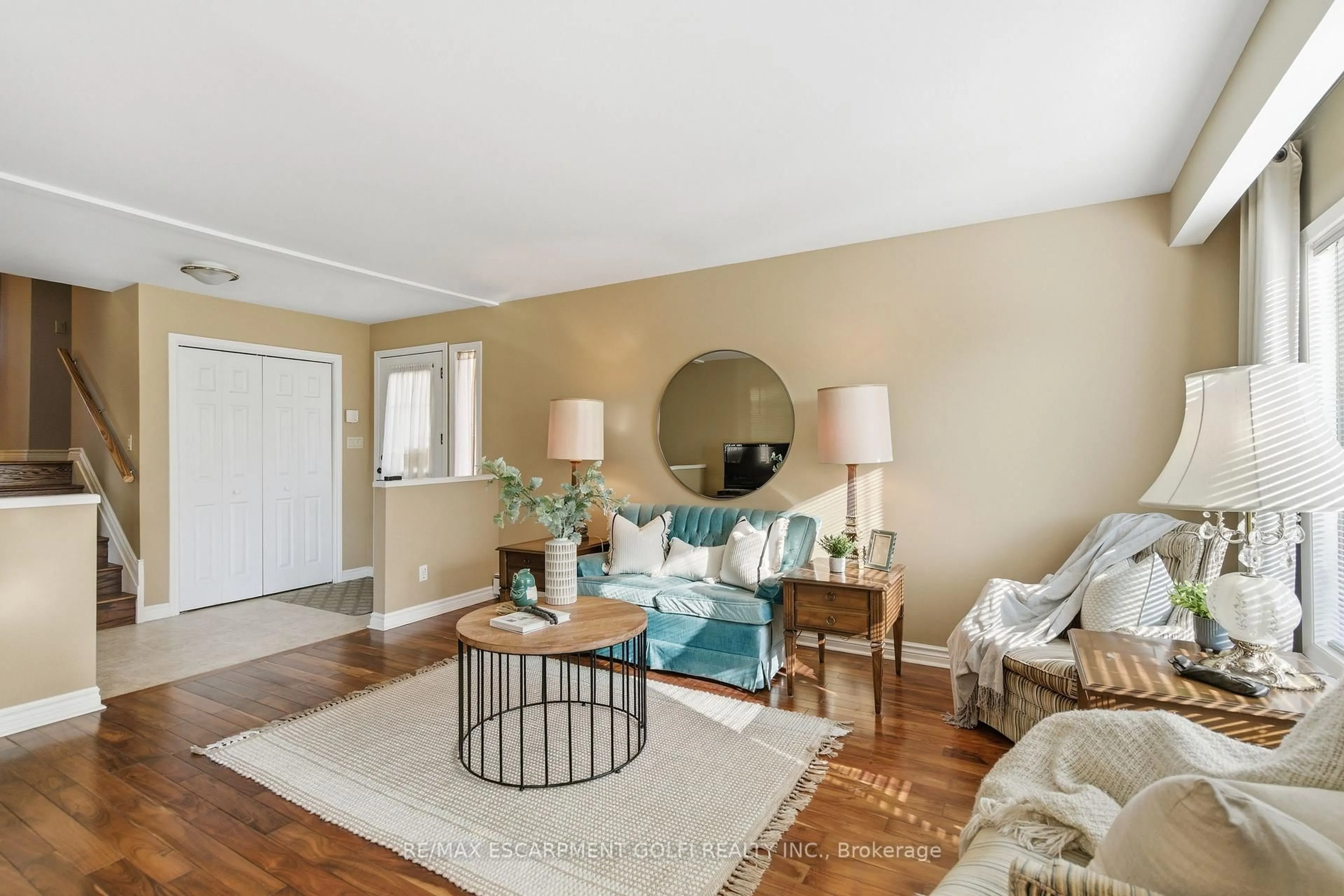 Living room with furniture, unknown for 2540 MERRITT Rd, Thorold Ontario L3B 5N5