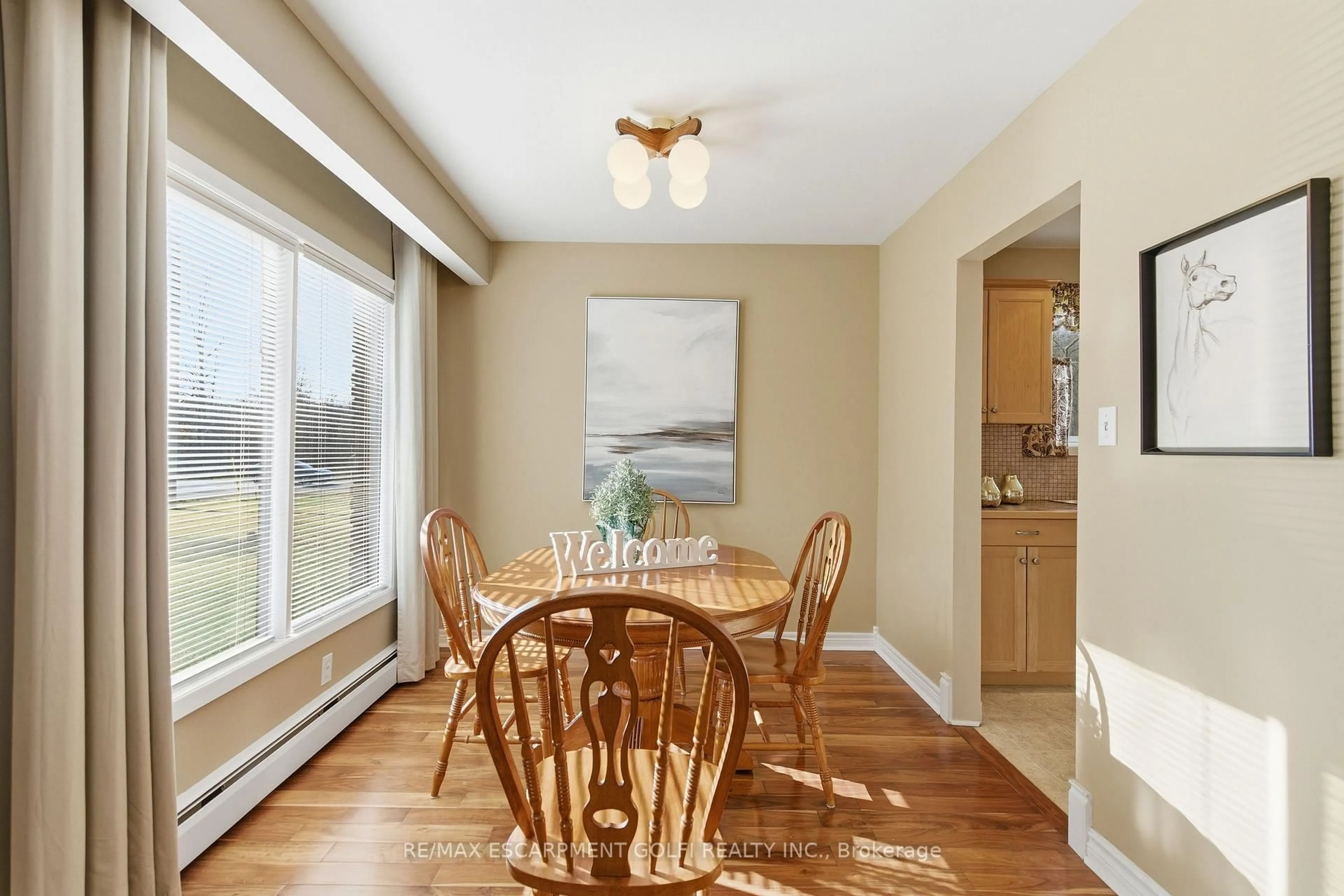 Dining room, wood/laminate floor for 2540 MERRITT Rd, Thorold Ontario L3B 5N5