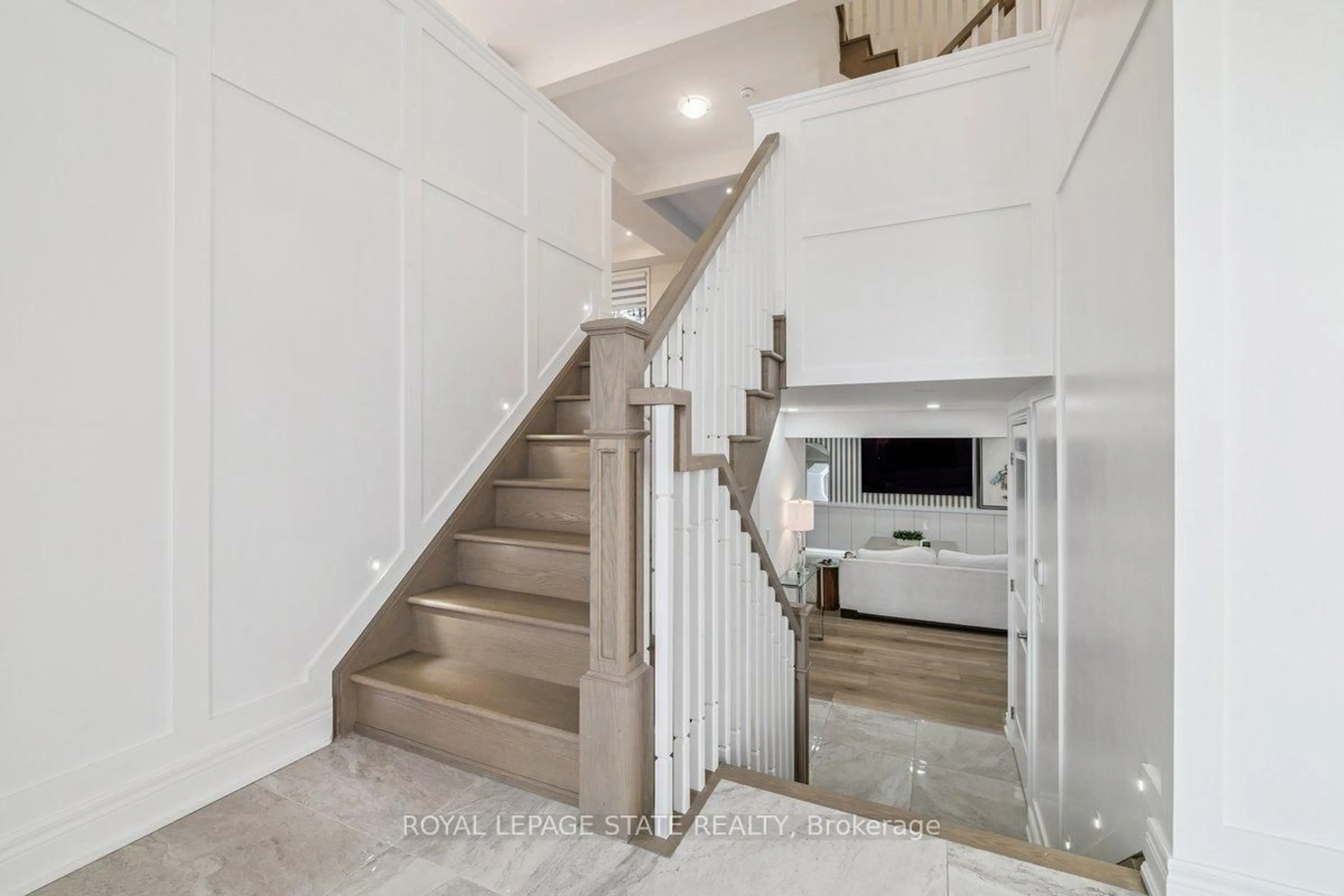 Stairs for 47 Cielo Crt, Hamilton Ontario L9B 0J1