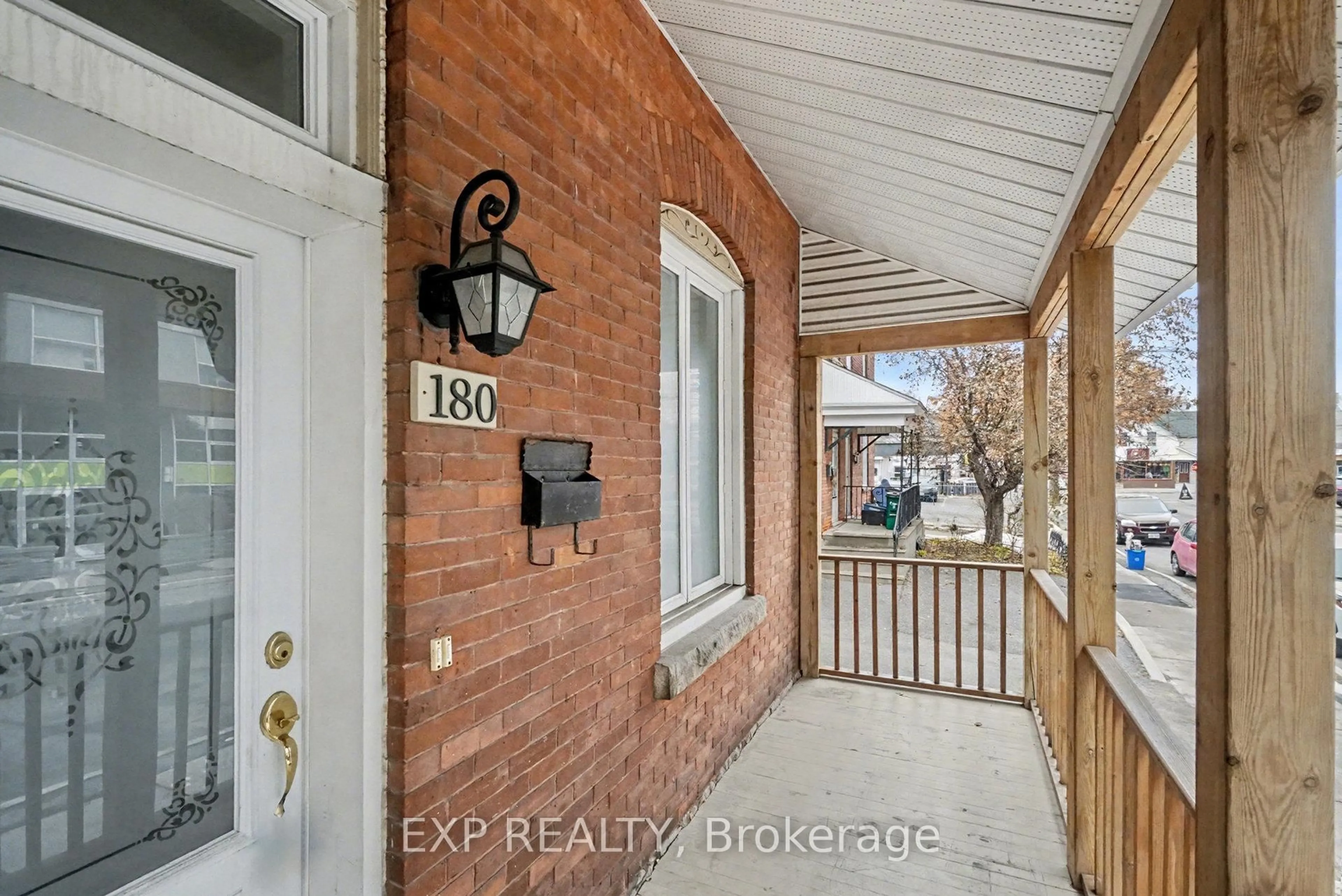 Indoor entryway for 180 Bell St, Ottawa Ontario K1R 7E5