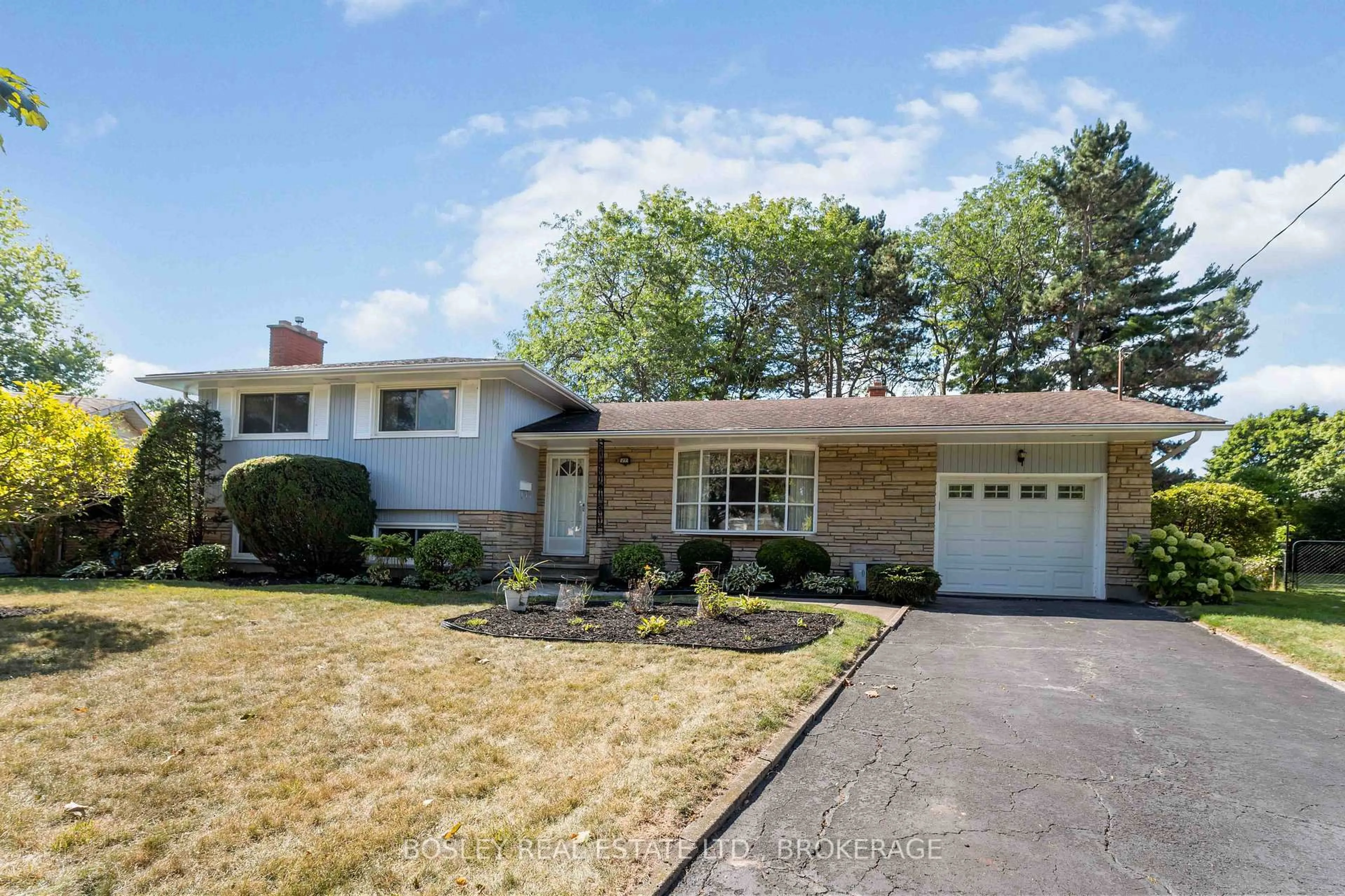 Home with vinyl exterior material, street for 27 Meadowlark Cres, St. Catharines Ontario L2N 2M6