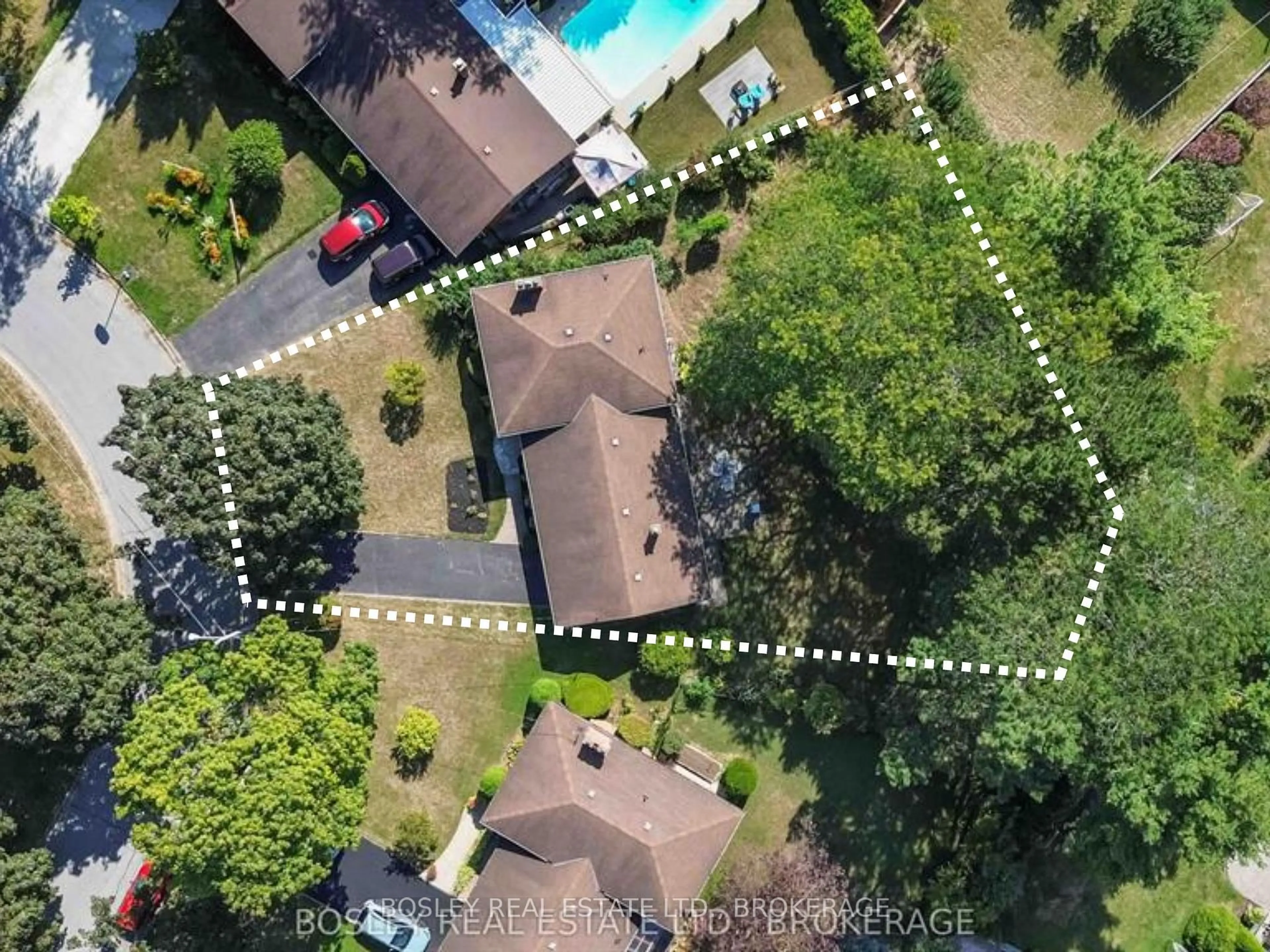 A pic from outside/outdoor area/front of a property/back of a property/a pic from drone, street for 27 Meadowlark Cres, St. Catharines Ontario L2N 2M6