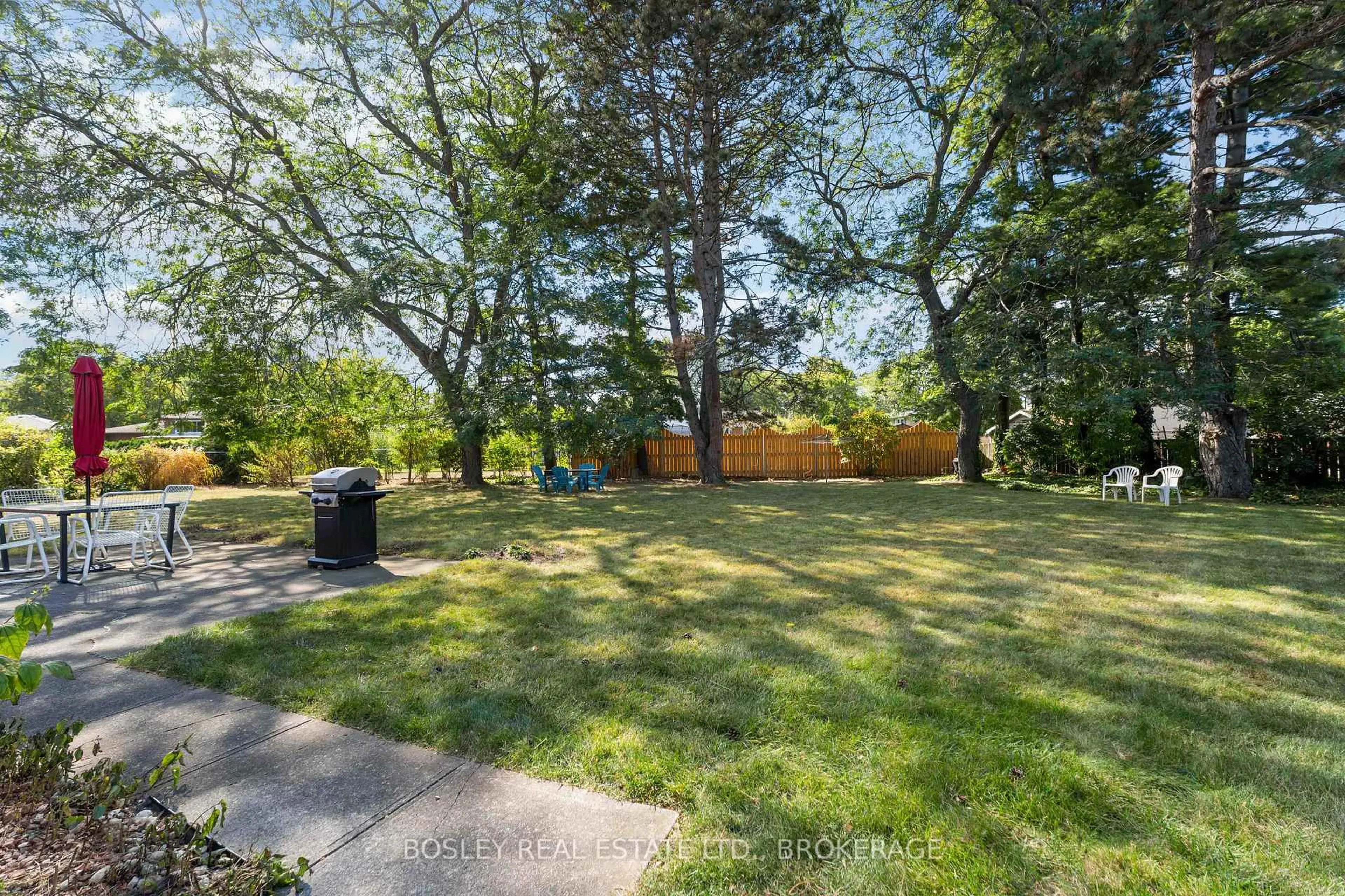 Patio, unknown for 27 Meadowlark Cres, St. Catharines Ontario L2N 2M6