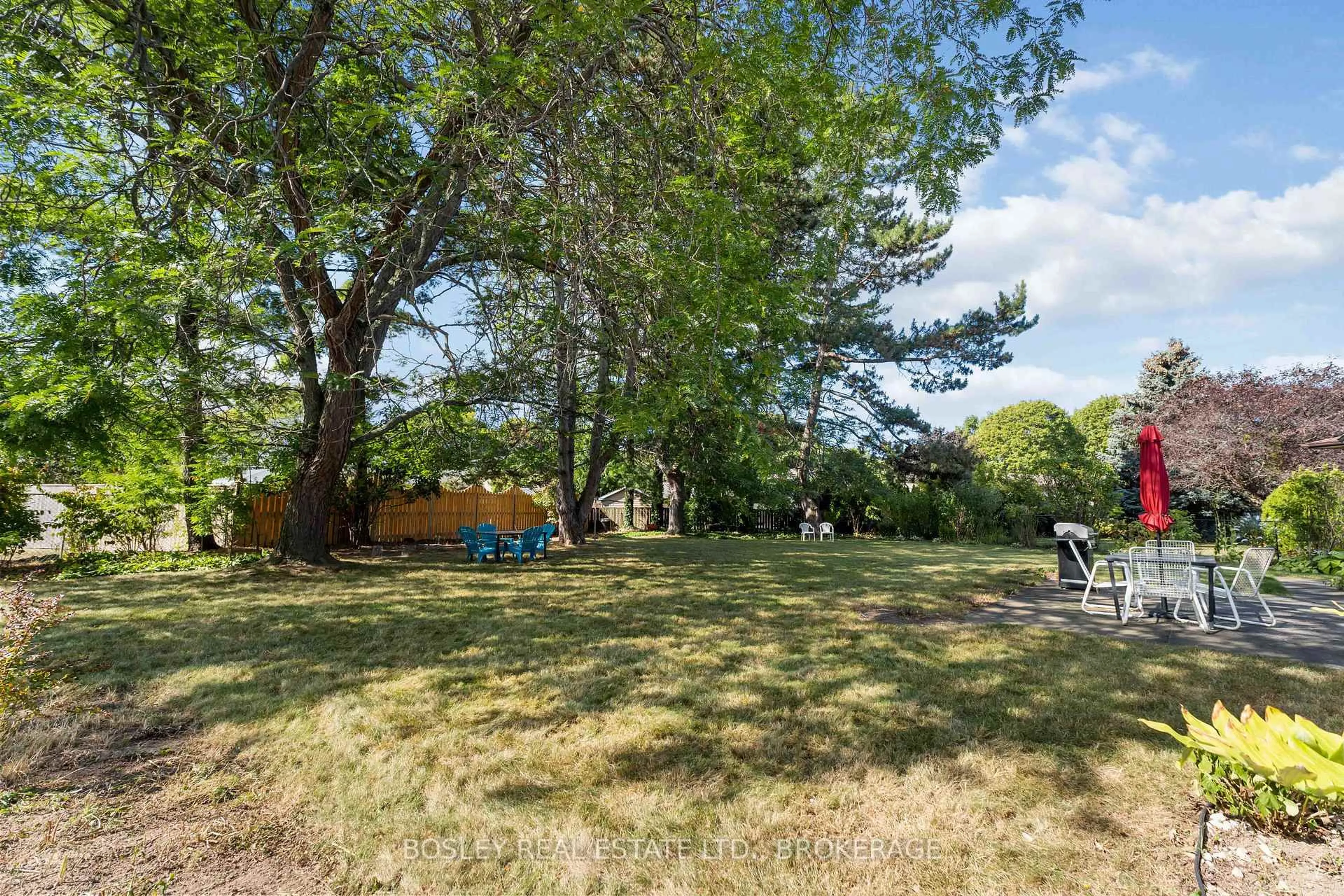 A pic from outside/outdoor area/front of a property/back of a property/a pic from drone, forest/trees view for 27 Meadowlark Cres, St. Catharines Ontario L2N 2M6