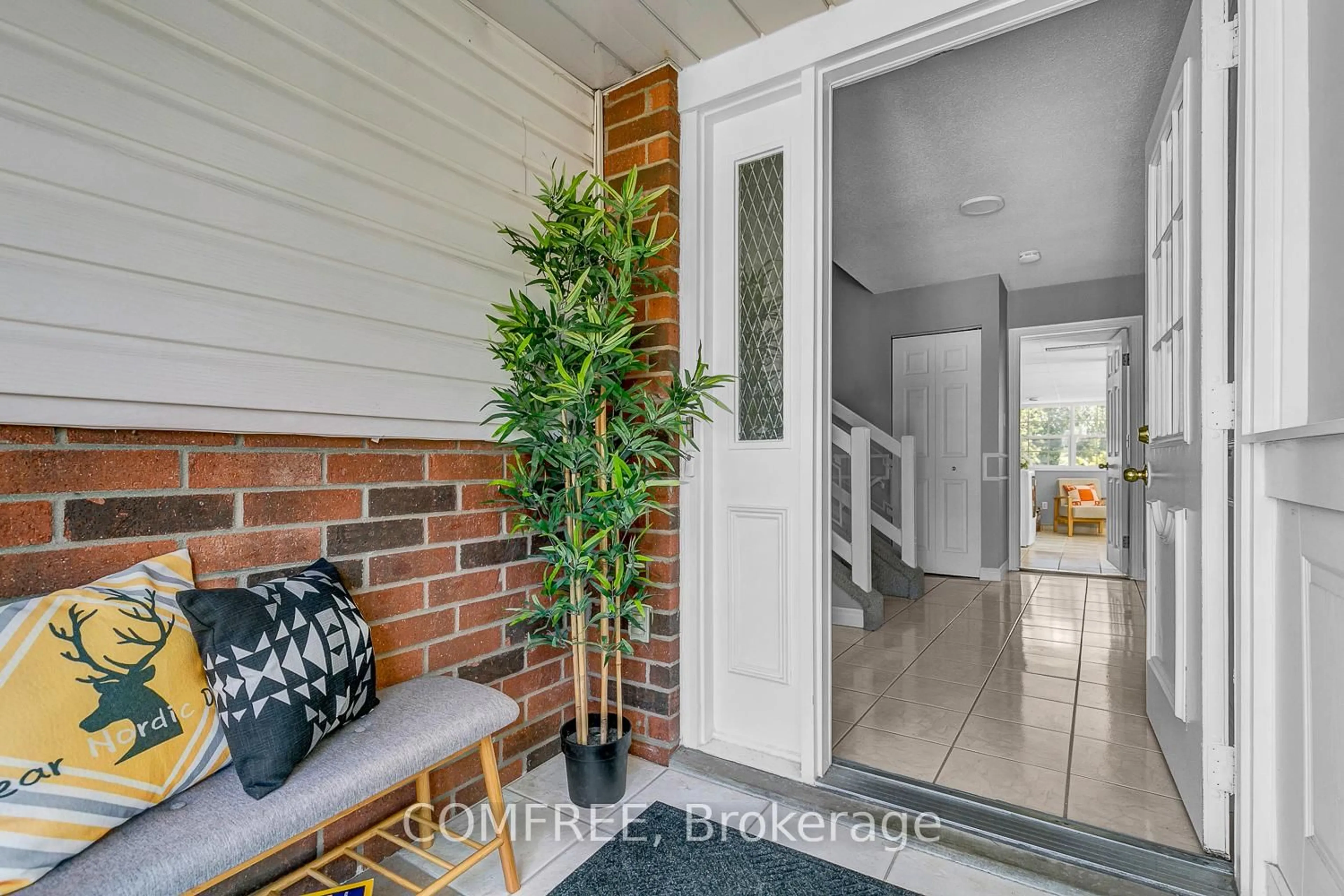 Indoor entryway for 292 Lesperance Rd, Tecumseh Ontario N8N 1W3