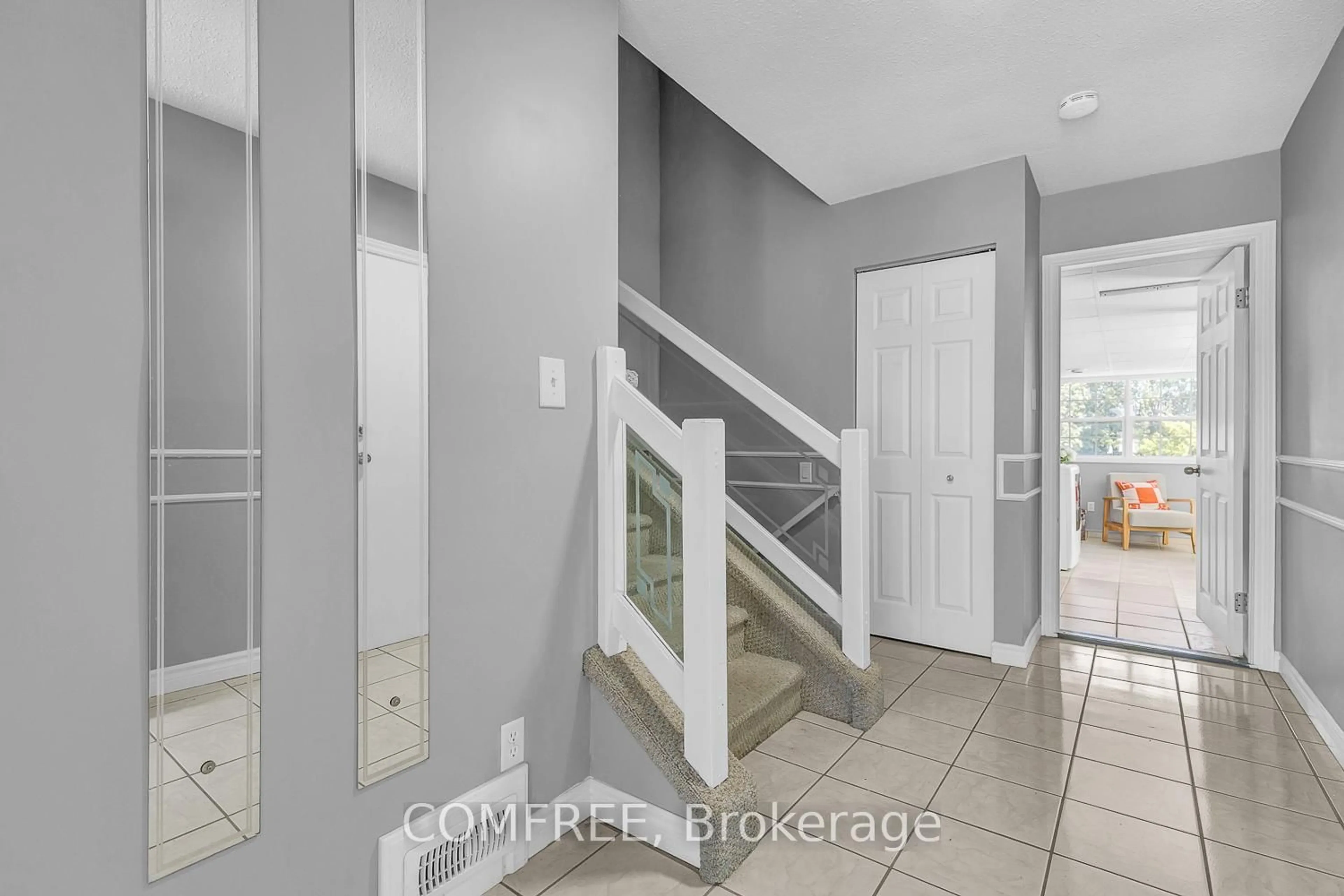 Indoor entryway for 292 Lesperance Rd, Tecumseh Ontario N8N 1W3