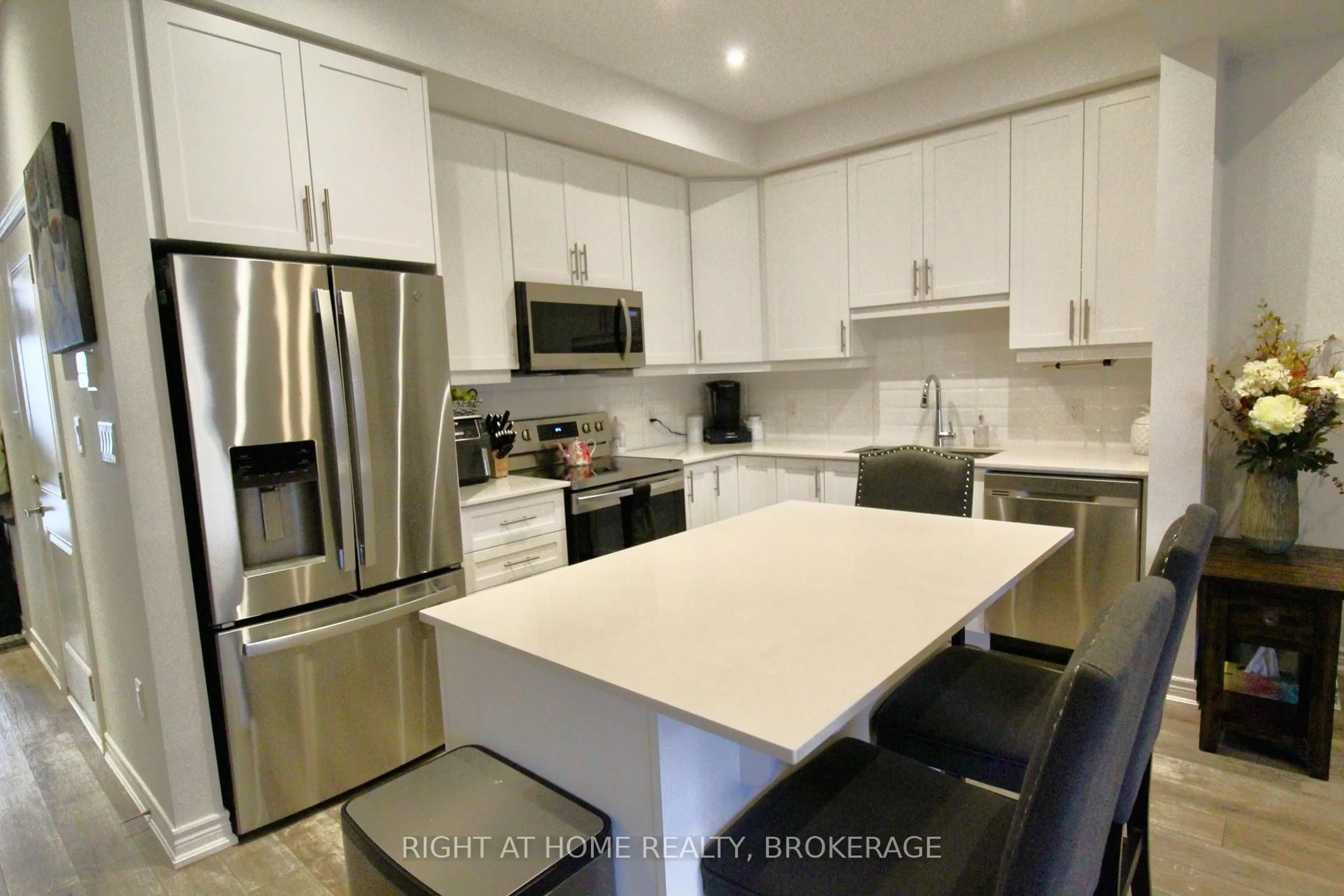 Open concept kitchen, unknown for 5080 Connor Dr #10, Lincoln Ontario L3J 0T3
