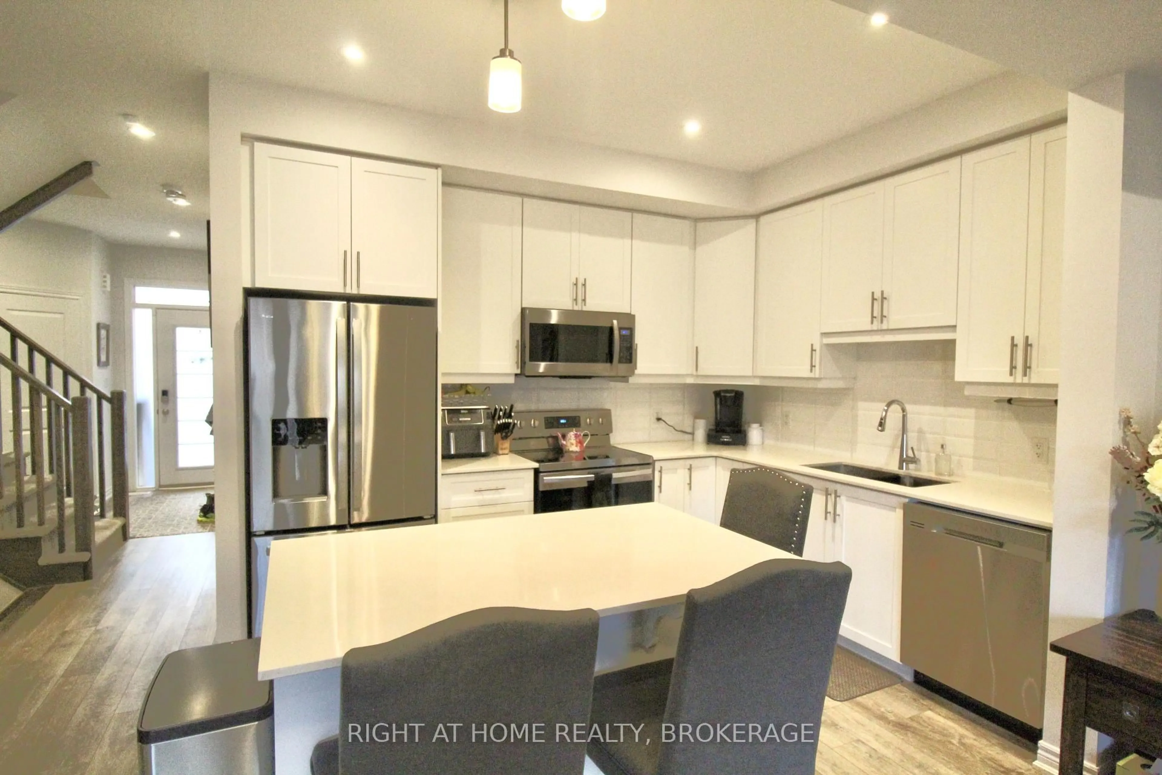 Open concept kitchen, unknown for 5080 Connor Dr #10, Lincoln Ontario L3J 0T3