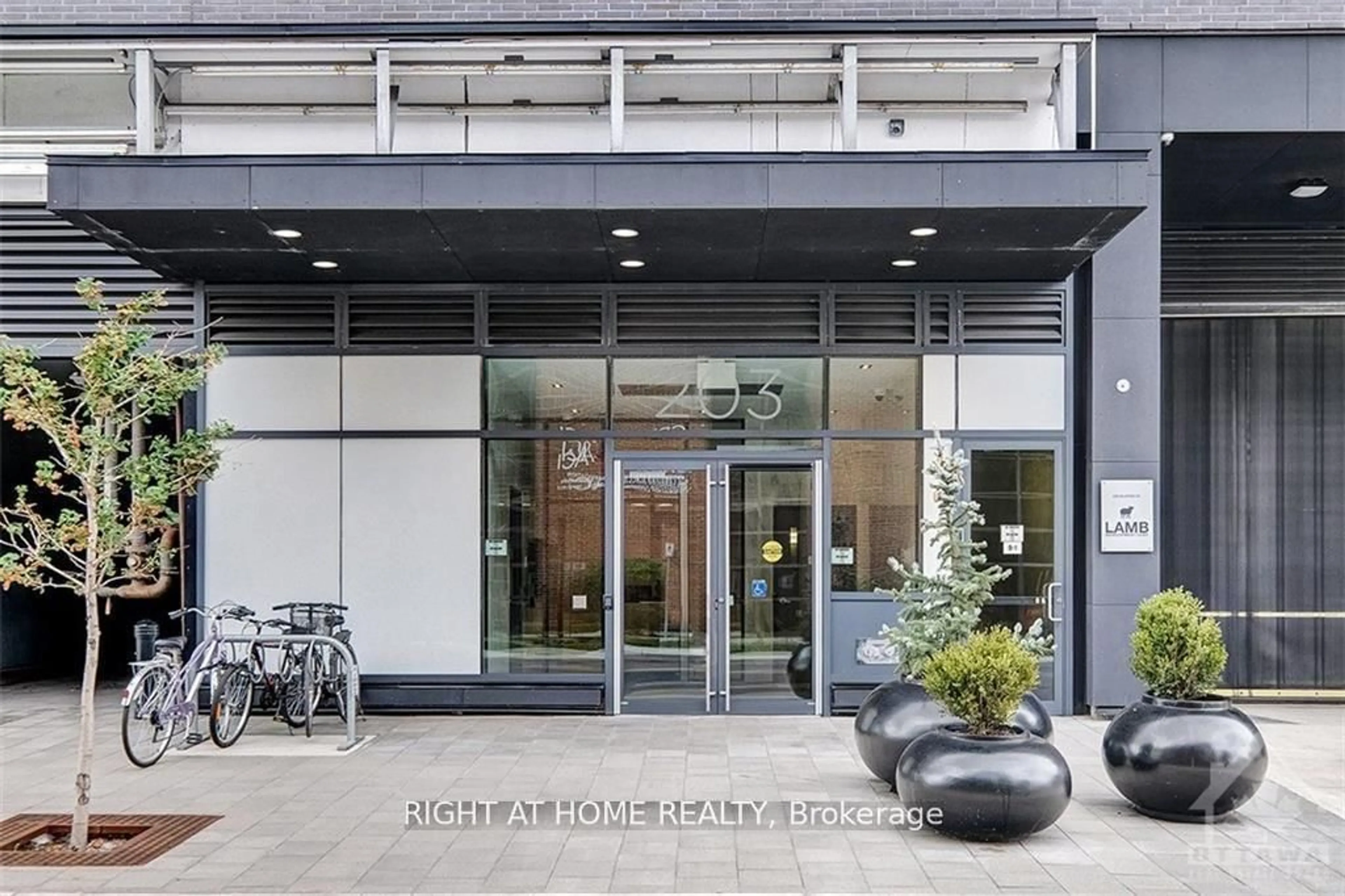 Indoor foyer for 203 Catherine St St #708, Ottawa Ontario K2P 1J5