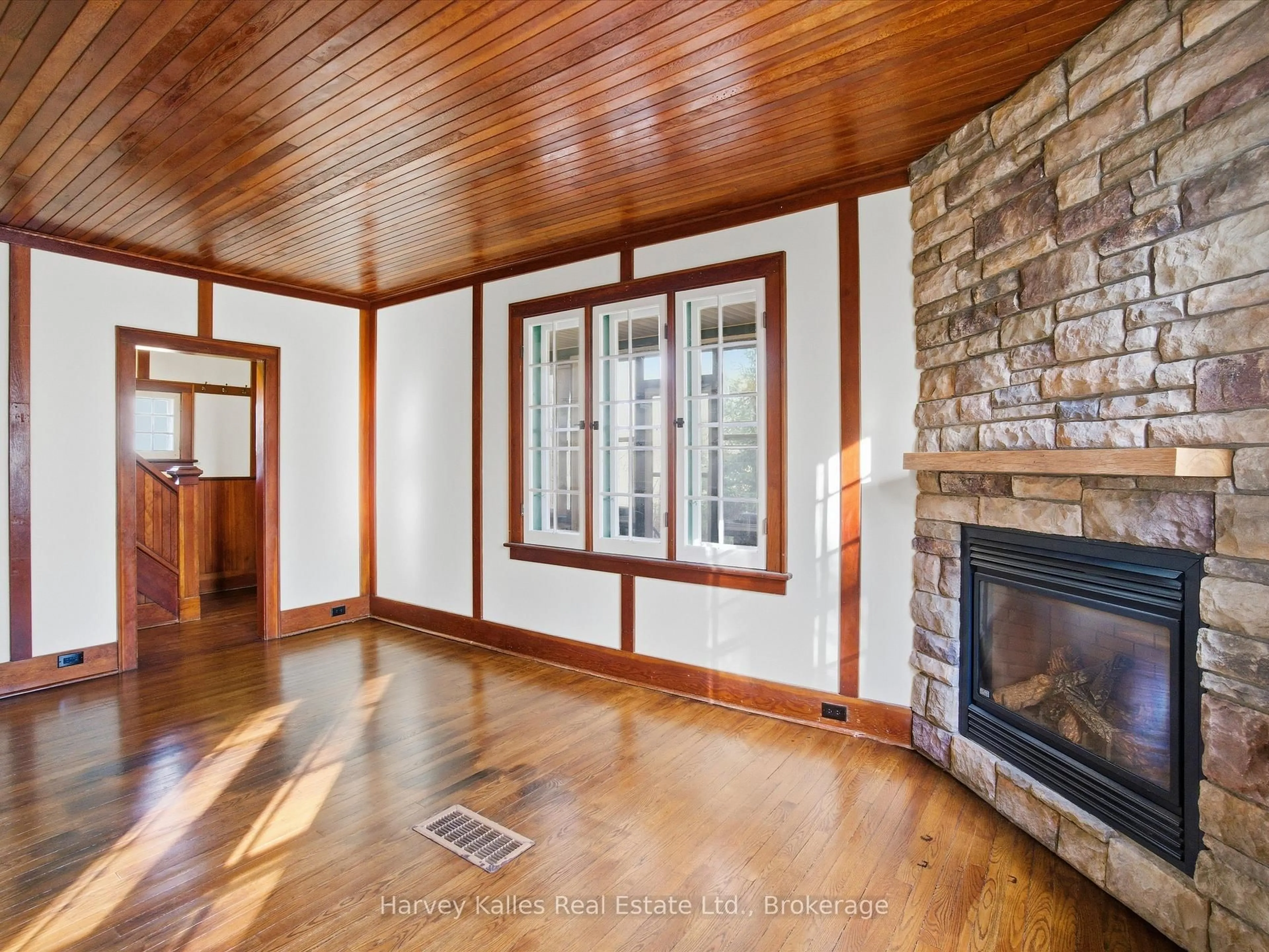 Unknown for 11 Victoria St, Seguin Ontario P0C 1J0