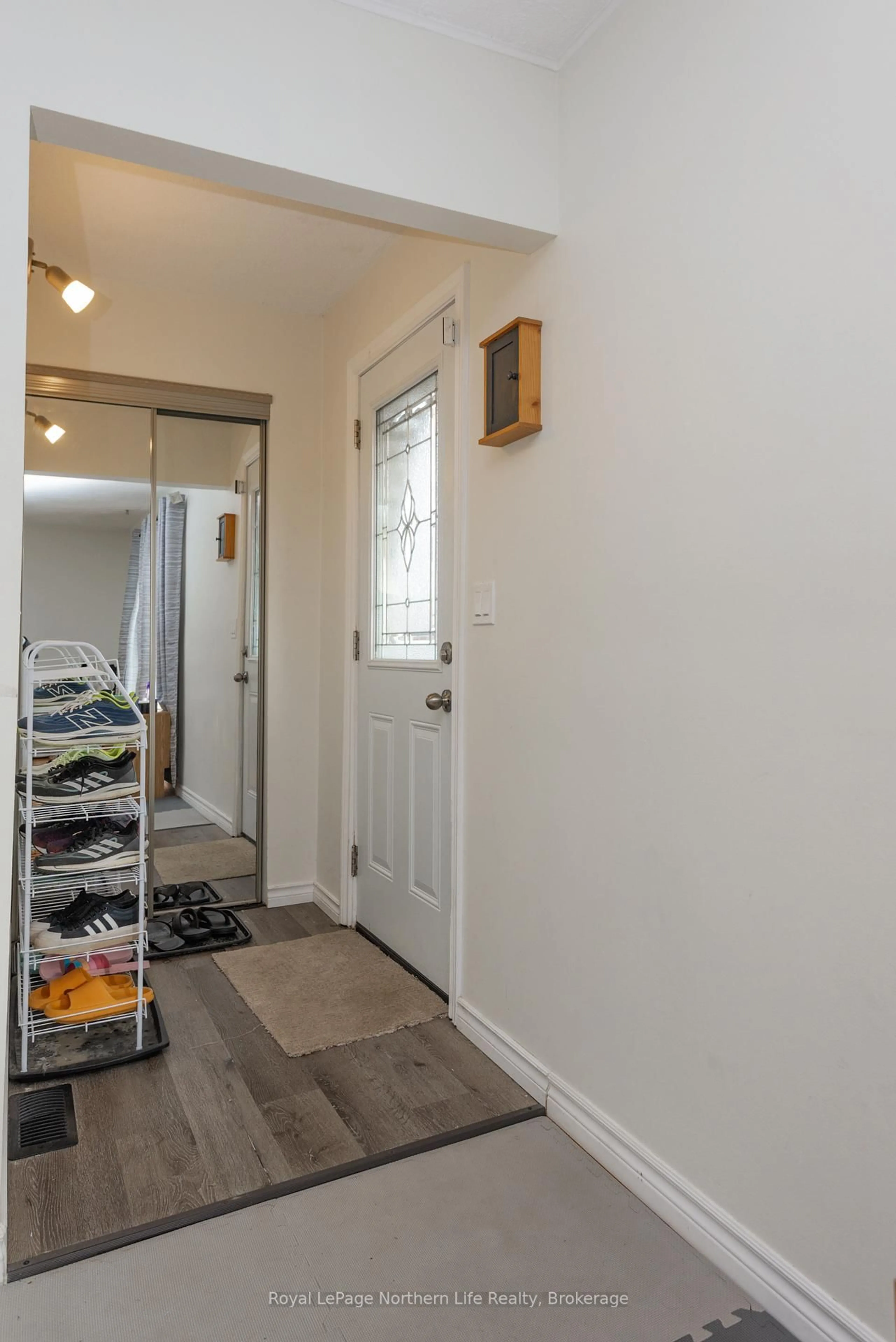 Indoor entryway for 967 Galt St, North Bay Ontario P1B 5N5