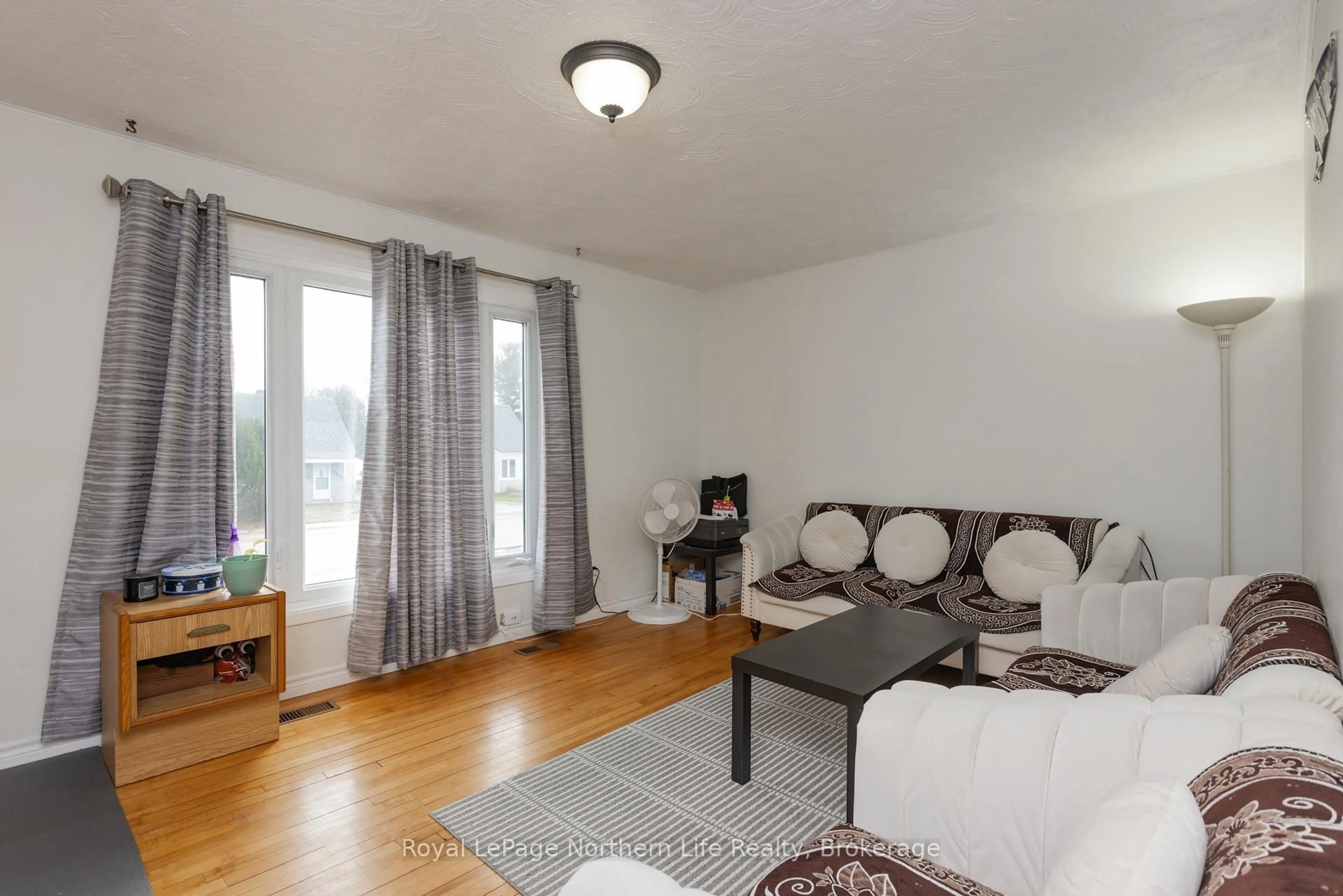 Living room with furniture, wood/laminate floor for 967 Galt St, North Bay Ontario P1B 5N5