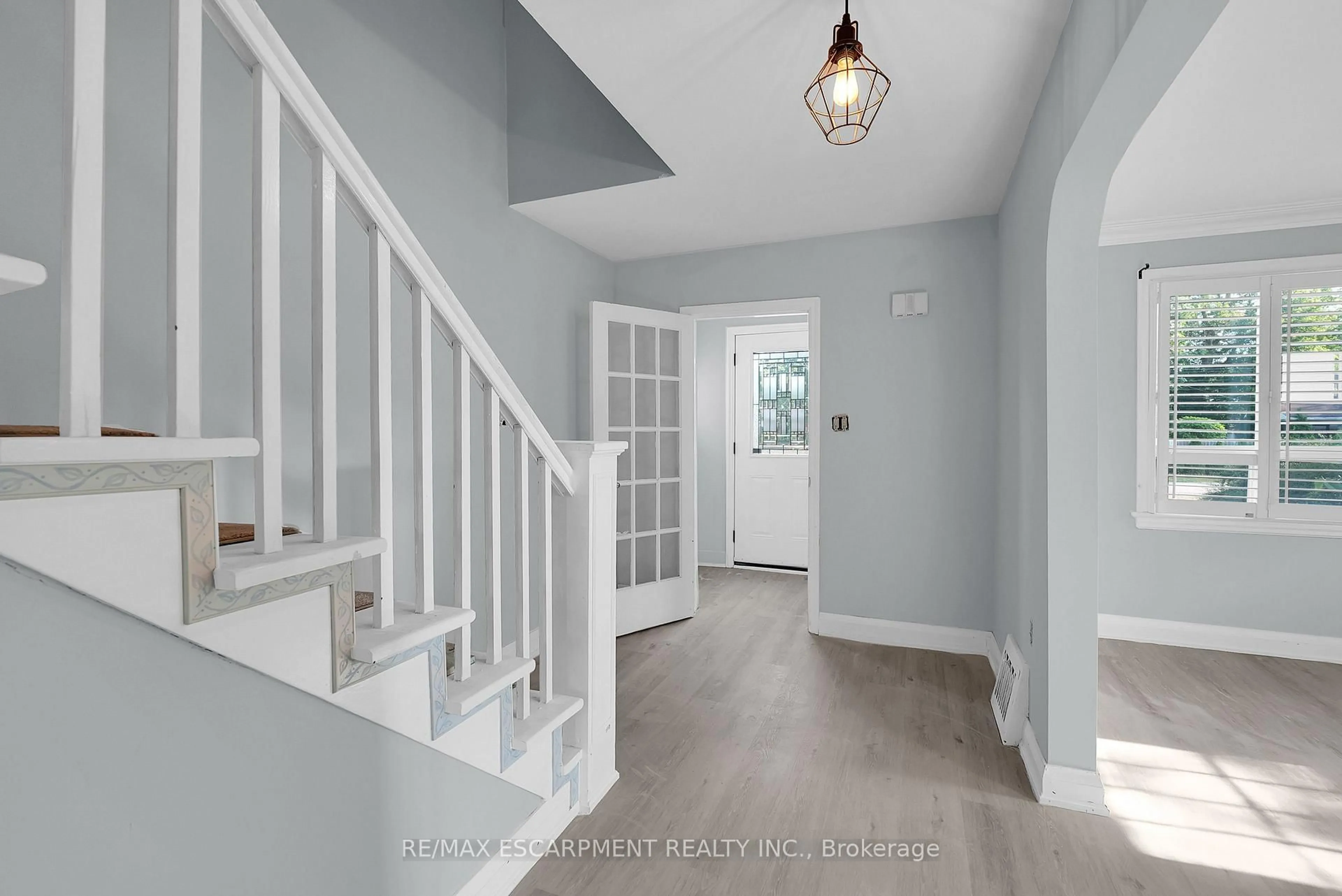 Indoor entryway for 9 Arlington Ave, St. Catharines Ontario L2P 3A3