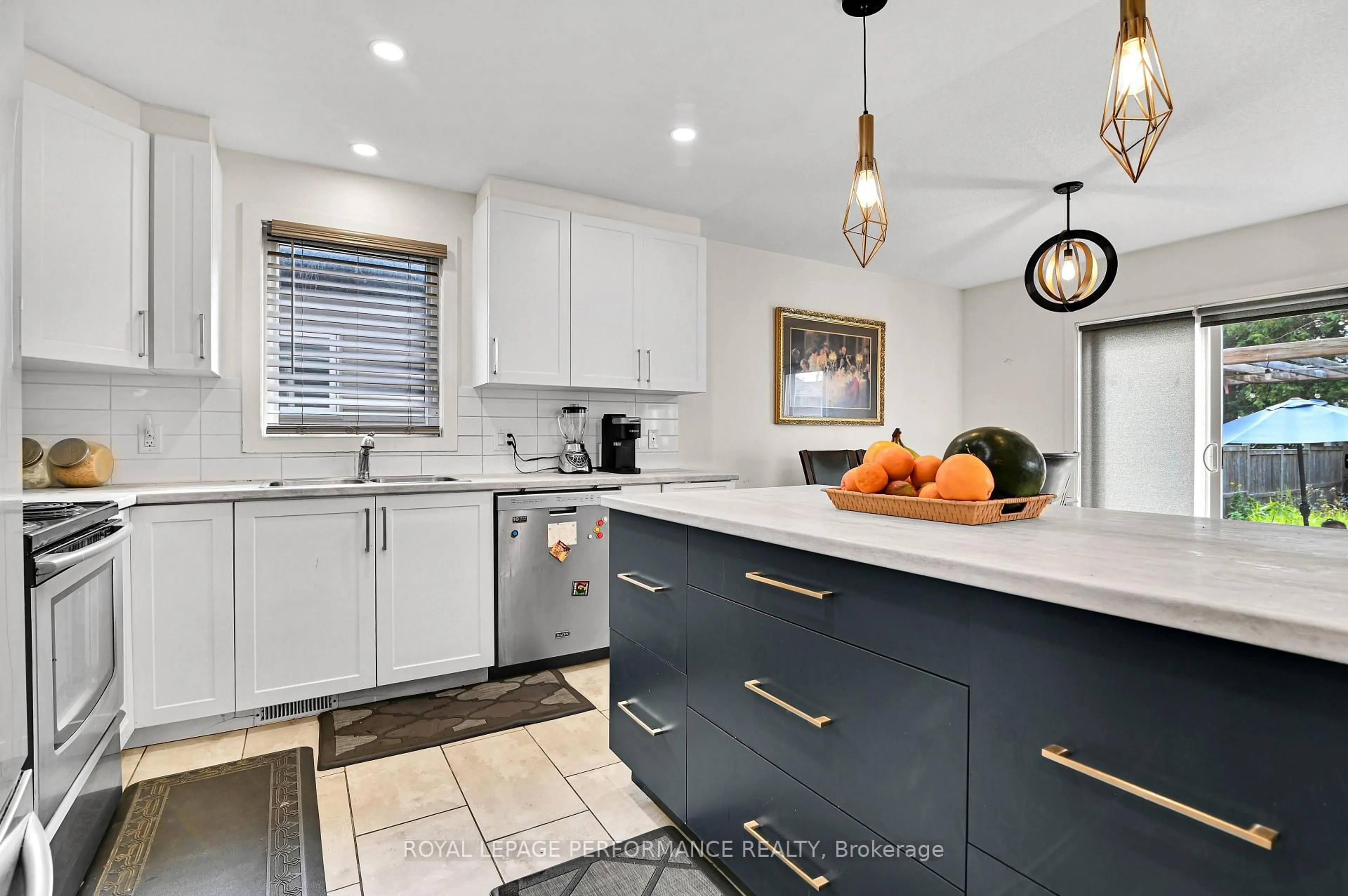 Open concept kitchen, ceramic/tile floor for 609 Robert St, Clarence-Rockland Ontario K4K 1E8