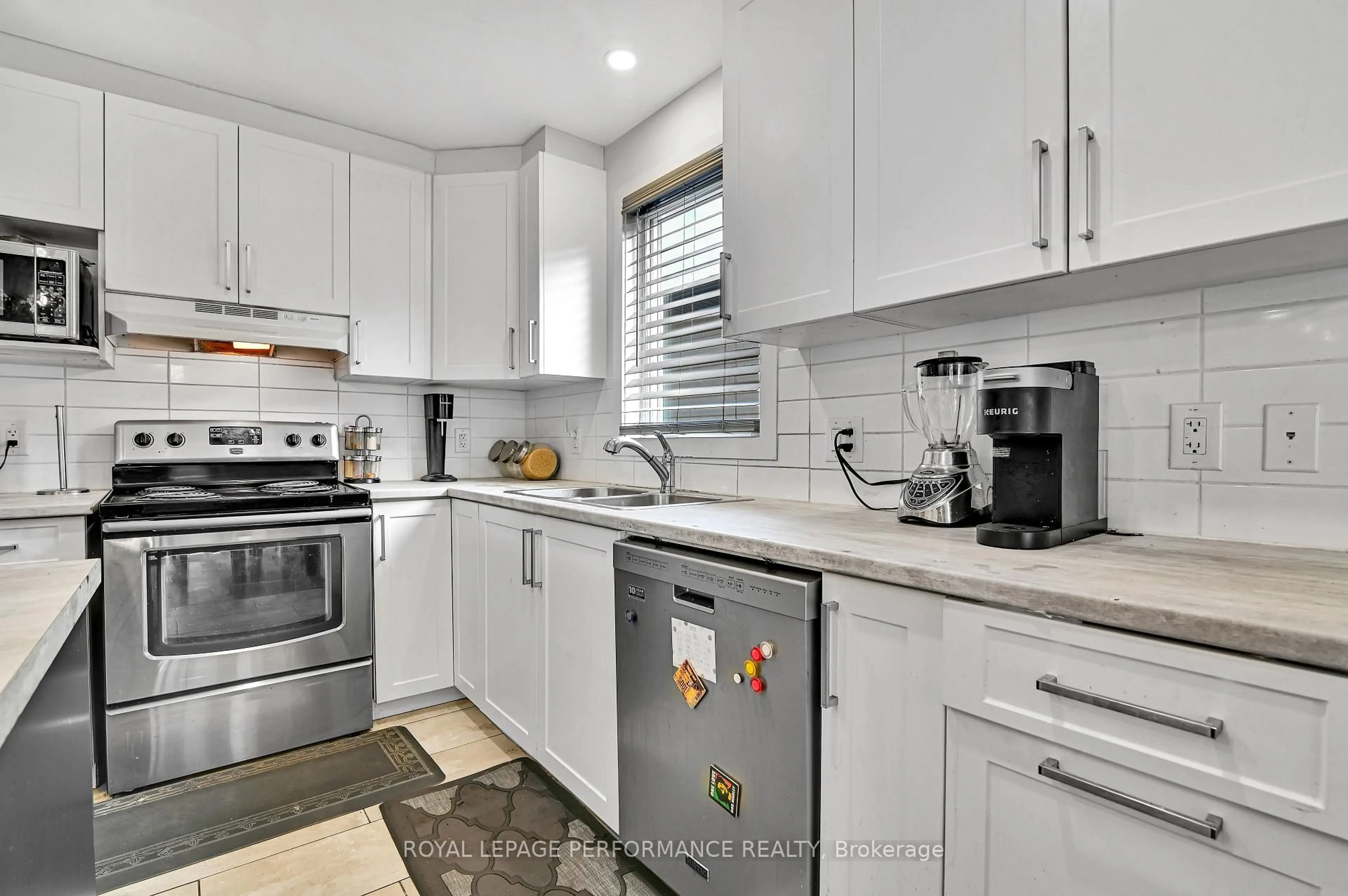 Standard kitchen, ceramic/tile floor for 609 Robert St, Clarence-Rockland Ontario K4K 1E8