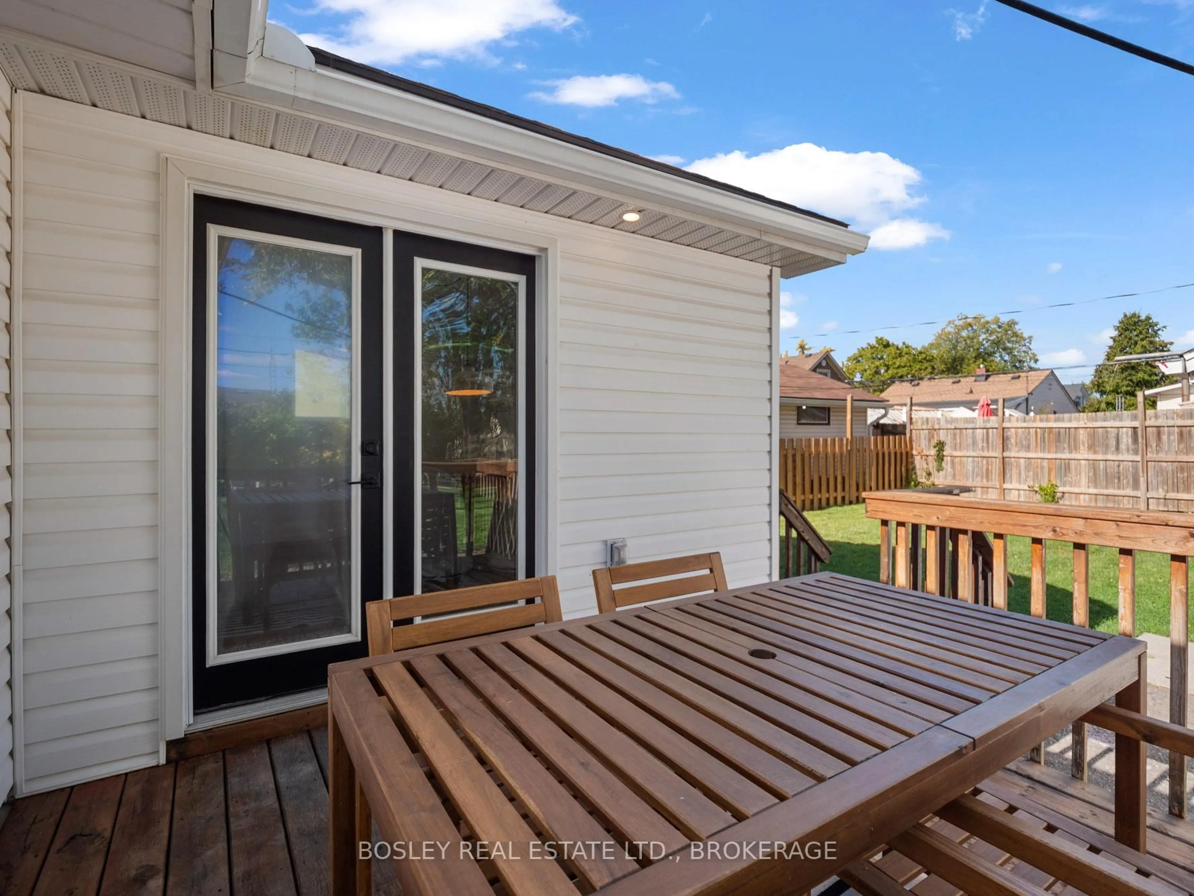 Patio, street for 394 FLEET St, Welland Ontario L3B 4X5