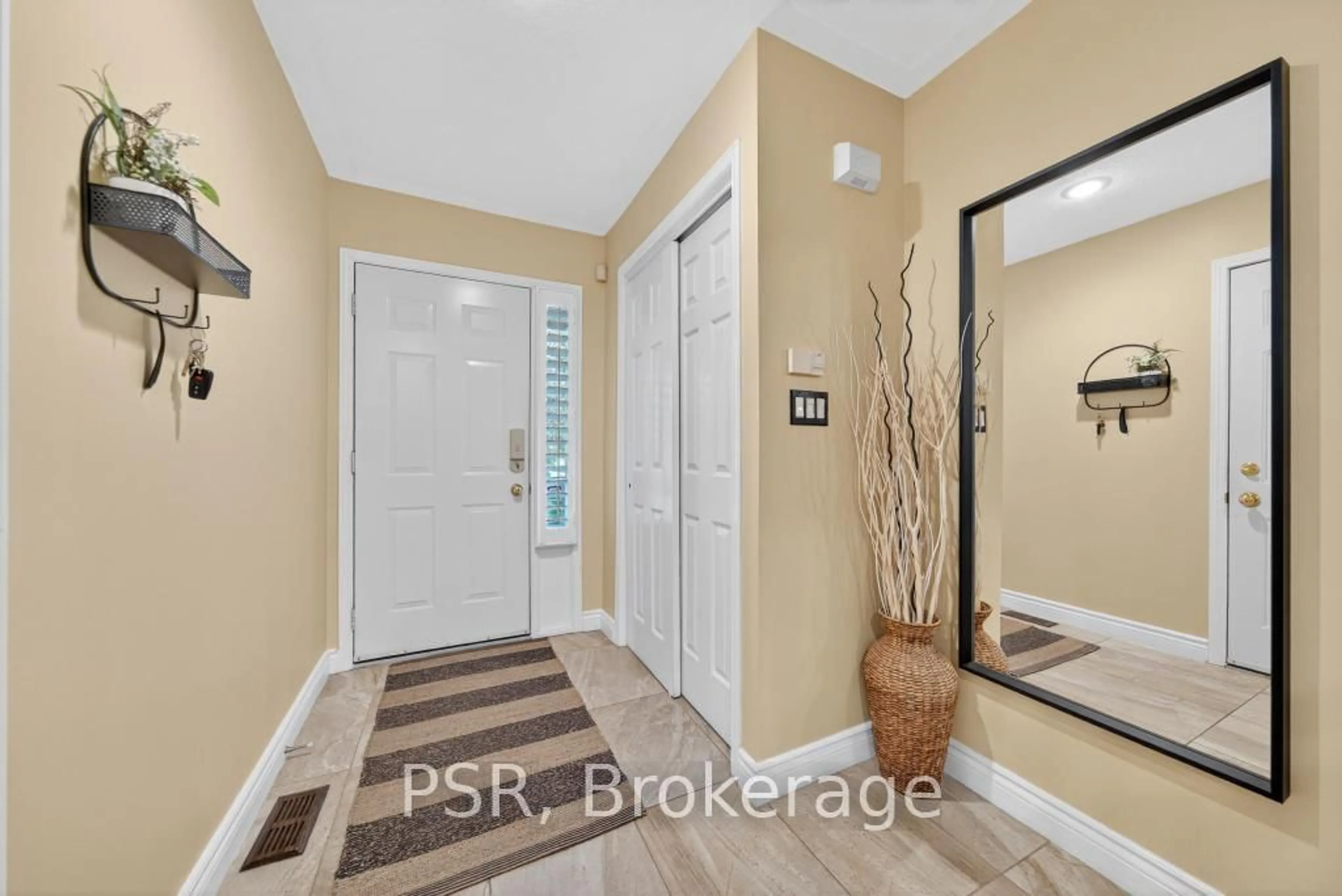 Indoor entryway for 171 Highbury Dr #28, Hamilton Ontario L8J 3T6