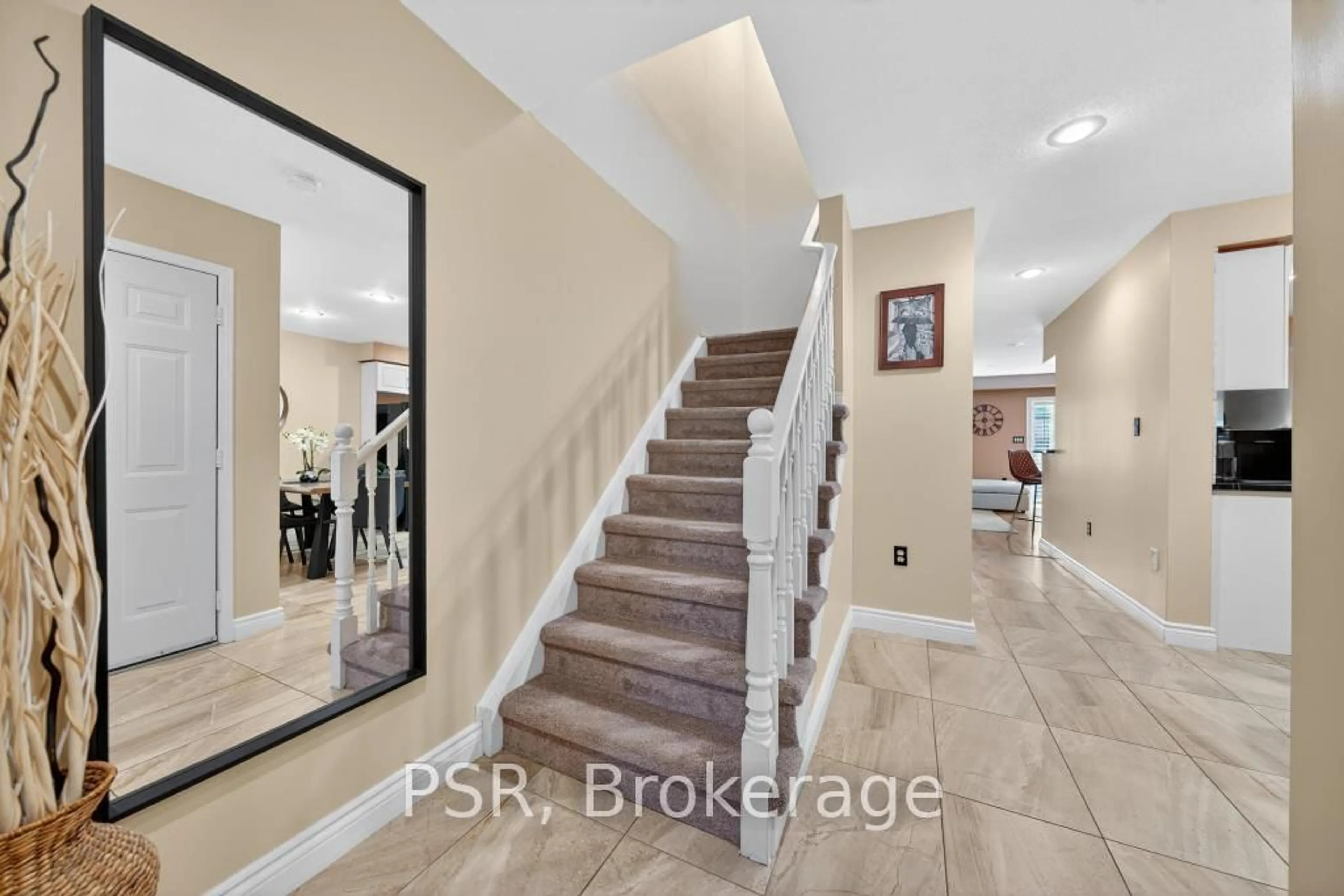 Indoor entryway for 171 Highbury Dr #28, Hamilton Ontario L8J 3T6