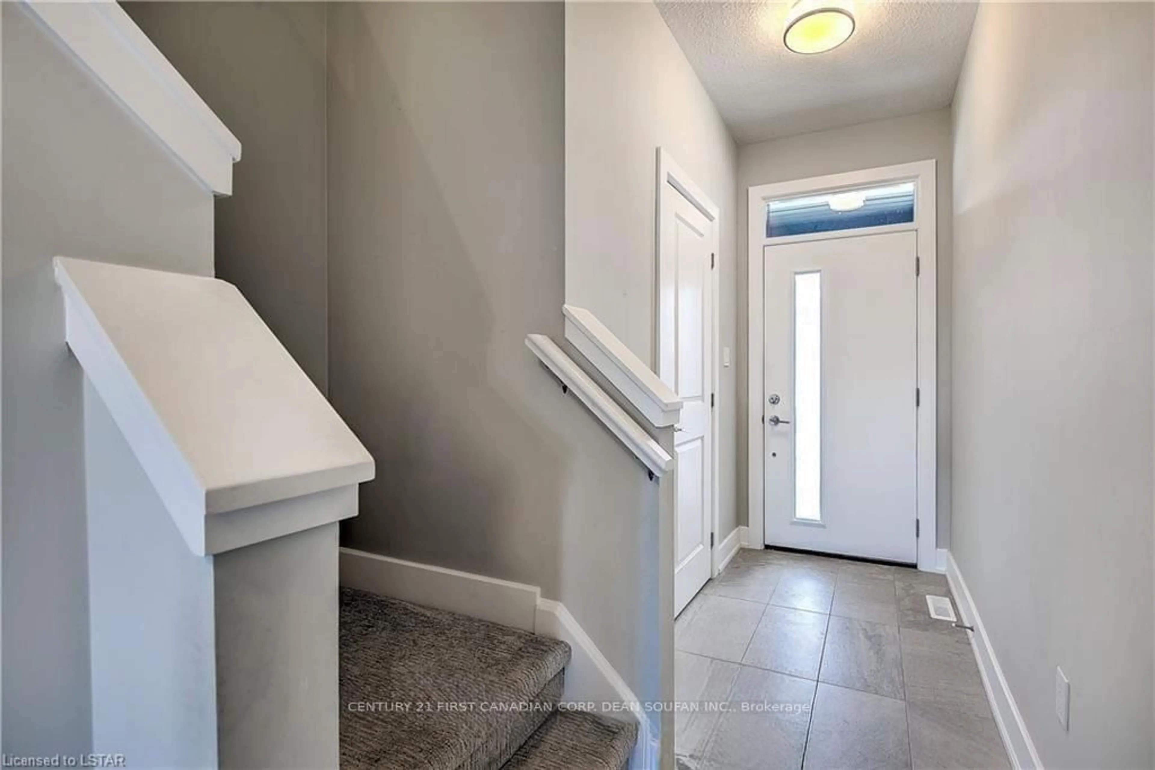 Indoor entryway for 601 Lions Park Dr #69, Strathroy-Caradoc Ontario N0L 1W0