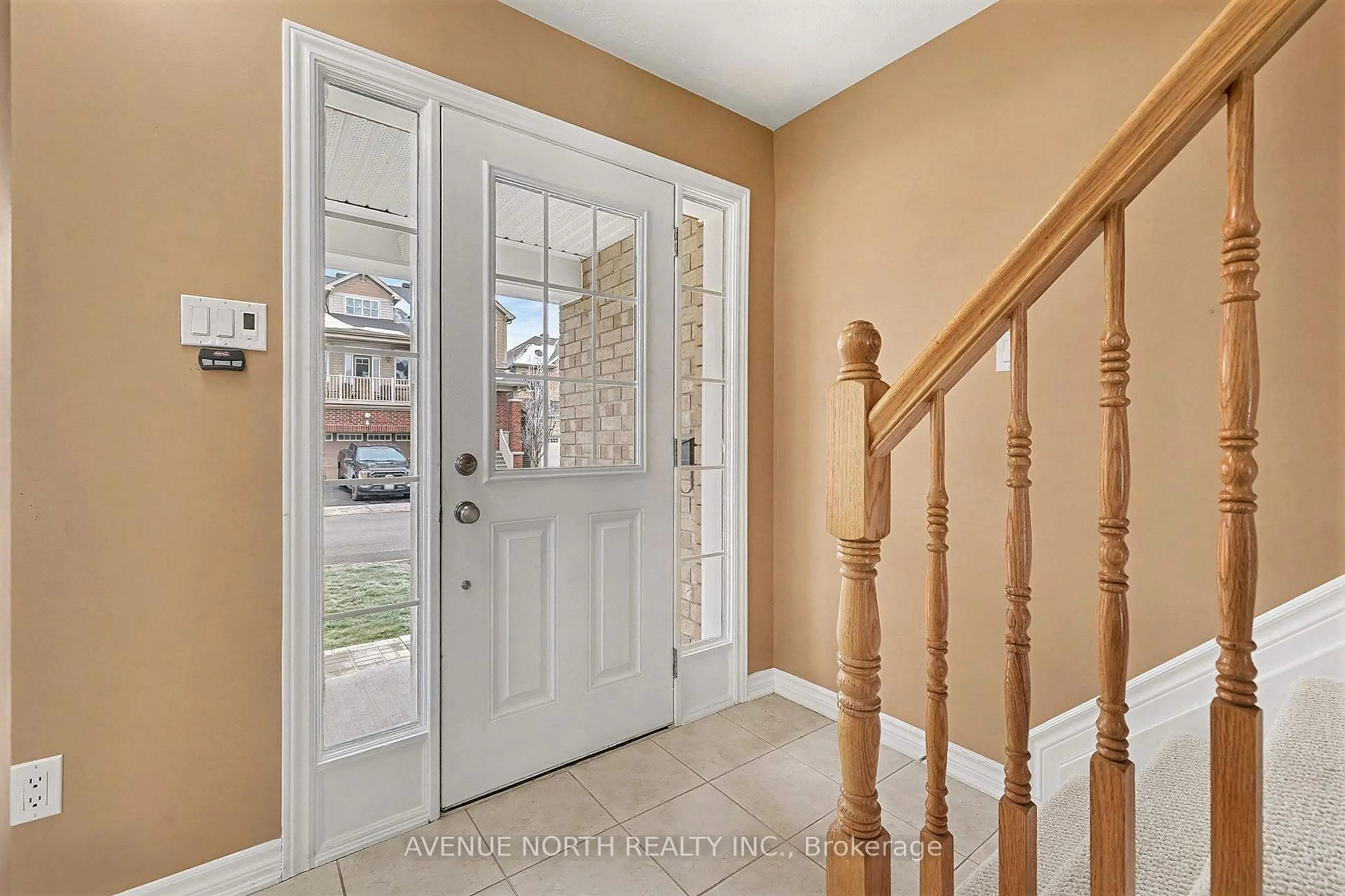 Indoor entryway for 411 Brigatine Ave, Ottawa Ontario K2S 0P7