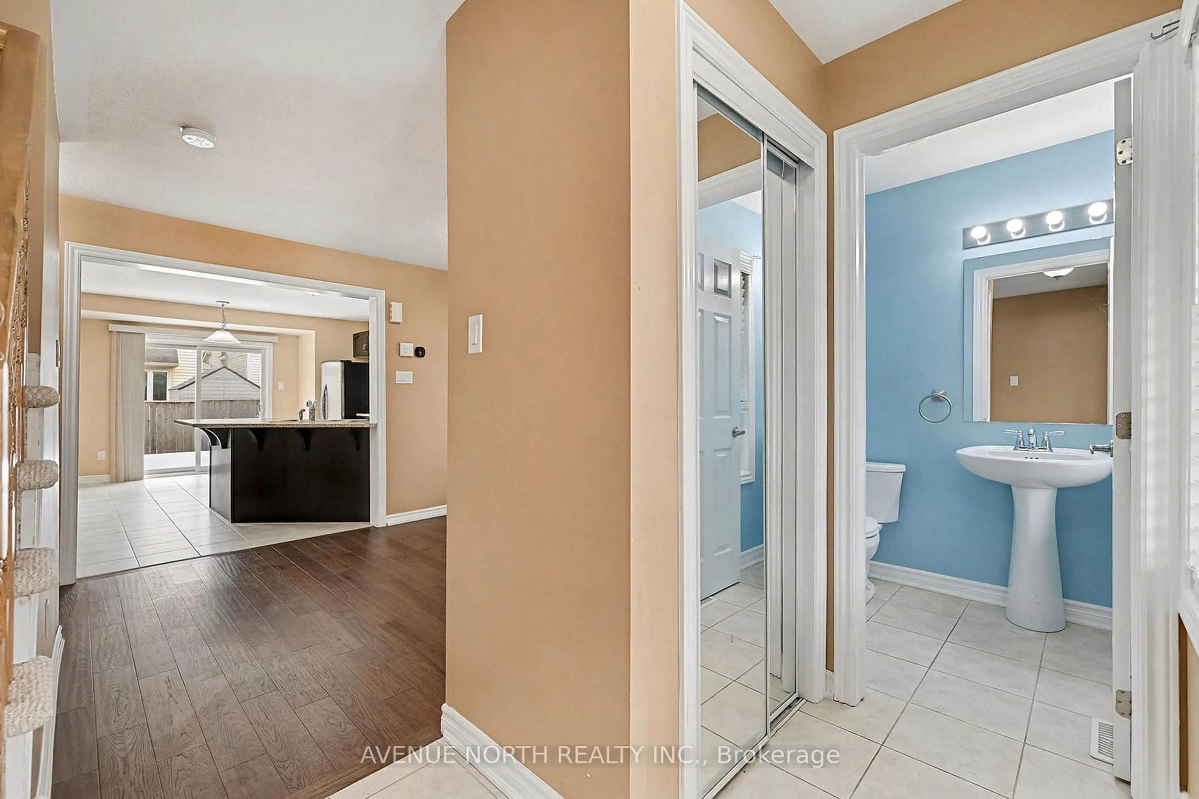 Indoor entryway for 411 Brigatine Ave, Ottawa Ontario K2S 0P7