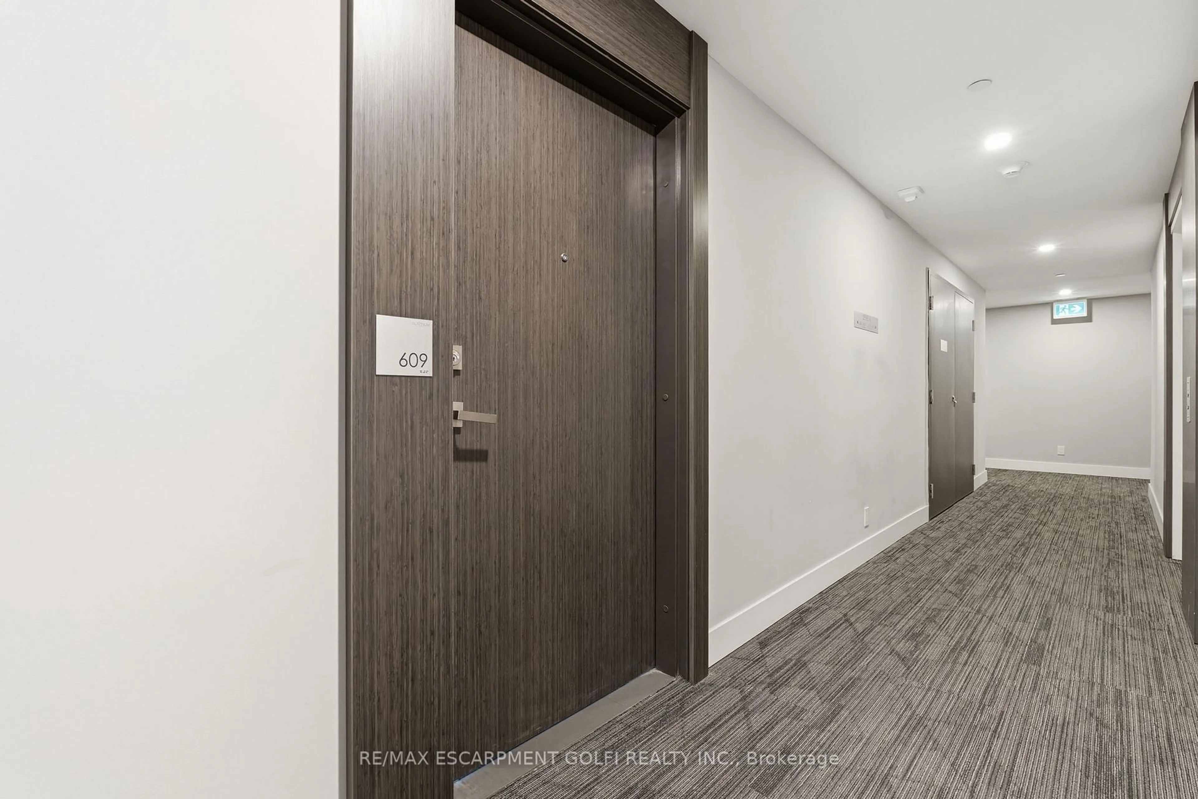 Indoor foyer for 15 Queen St #609, Hamilton Ontario L8P 0C6