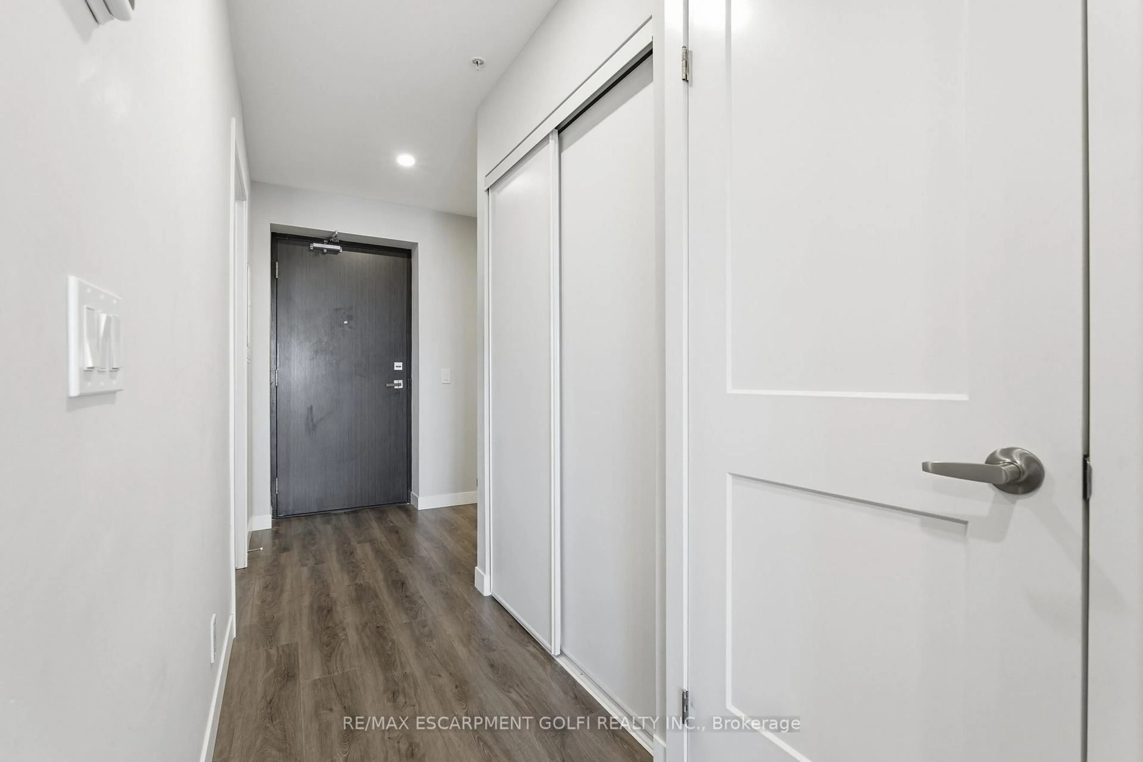 Indoor entryway for 15 Queen St #609, Hamilton Ontario L8P 0C6
