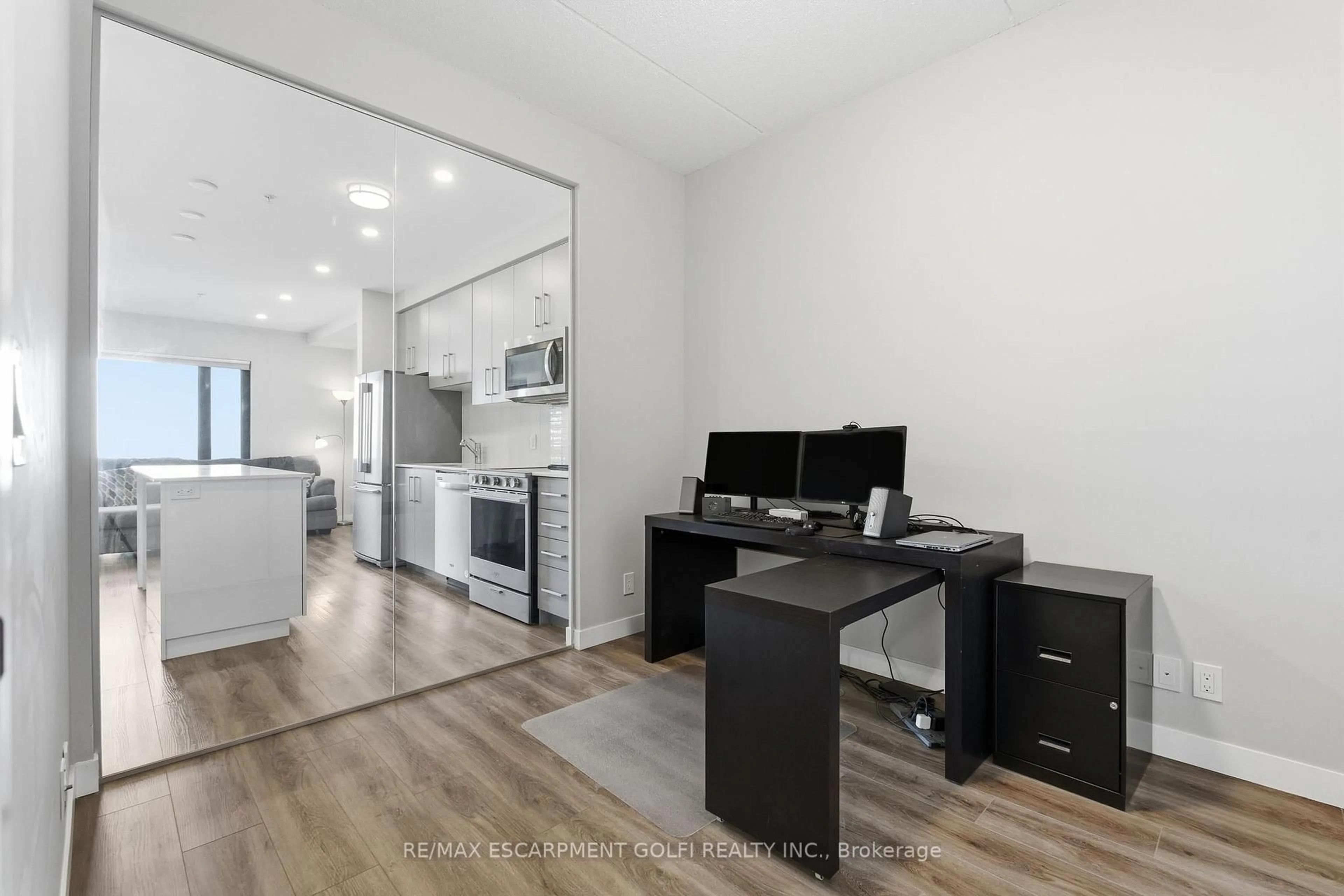 Unknown for 15 Queen St #609, Hamilton Ontario L8P 0C6