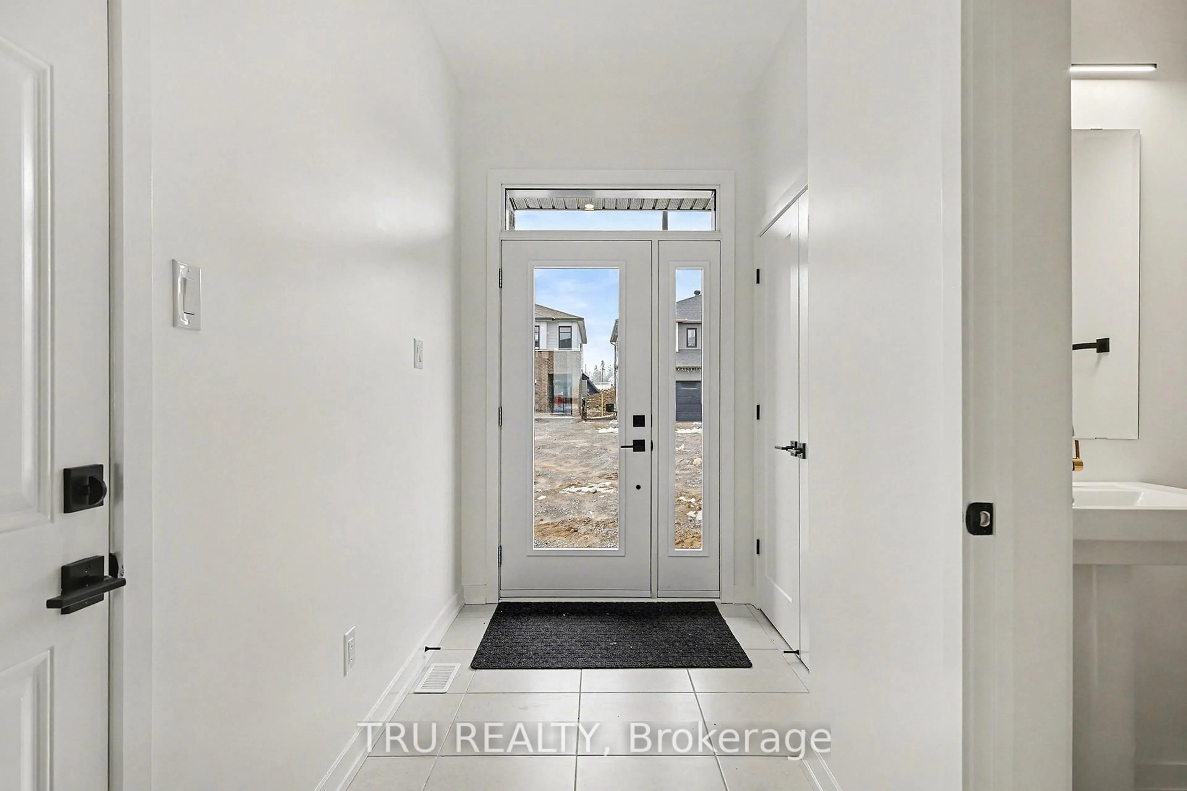 Indoor entryway for 1144 Cope Dr, Stittsville Ontario K2S 3C3