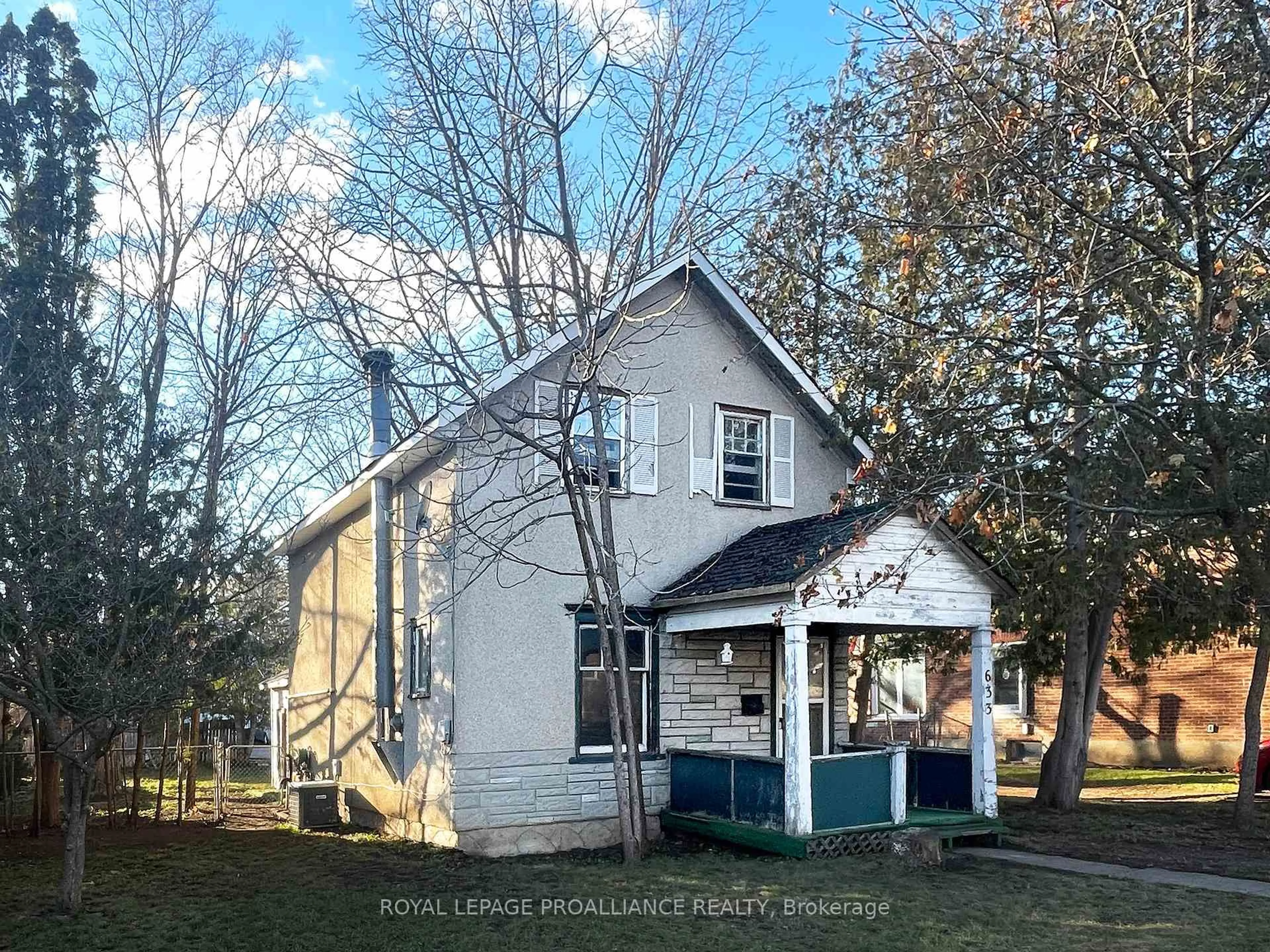A pic from outside/outdoor area/front of a property/back of a property/a pic from drone, building for 633 Rogers St, Peterborough Ontario K9H 1X9