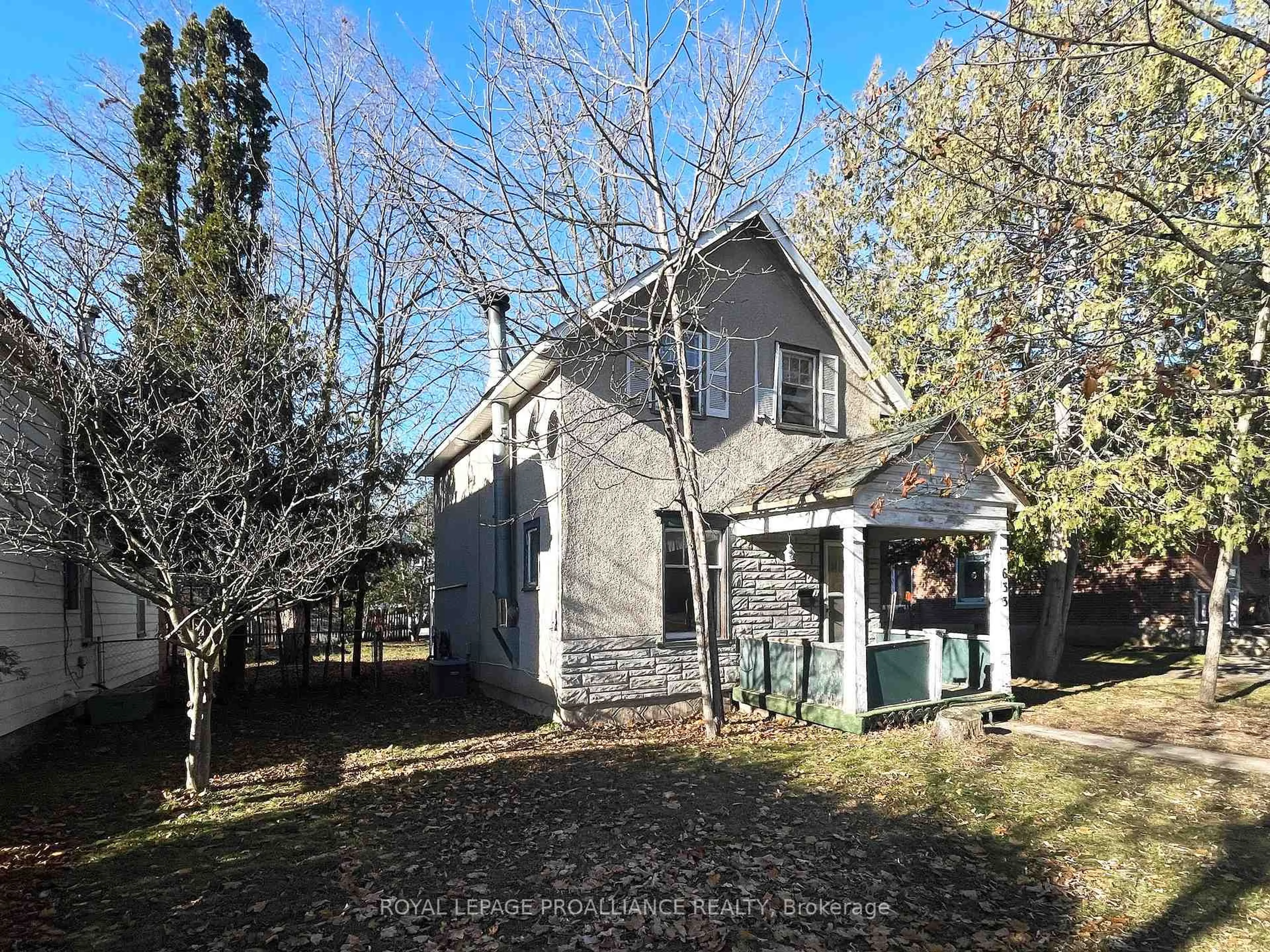 A pic from outside/outdoor area/front of a property/back of a property/a pic from drone, street for 633 Rogers St, Peterborough Ontario K9H 1X9