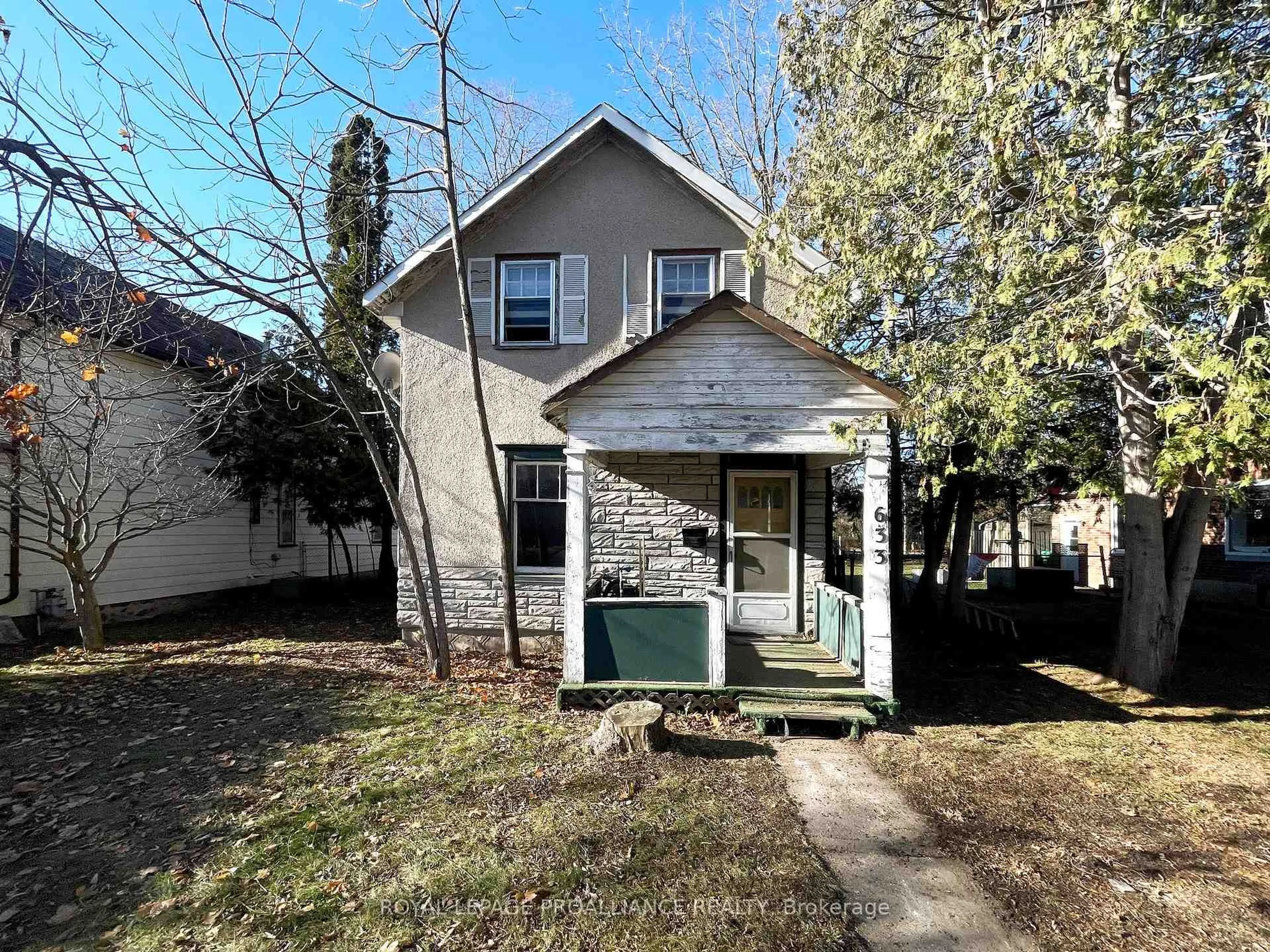 Home with vinyl exterior material, street for 633 Rogers St, Peterborough Ontario K9H 1X9