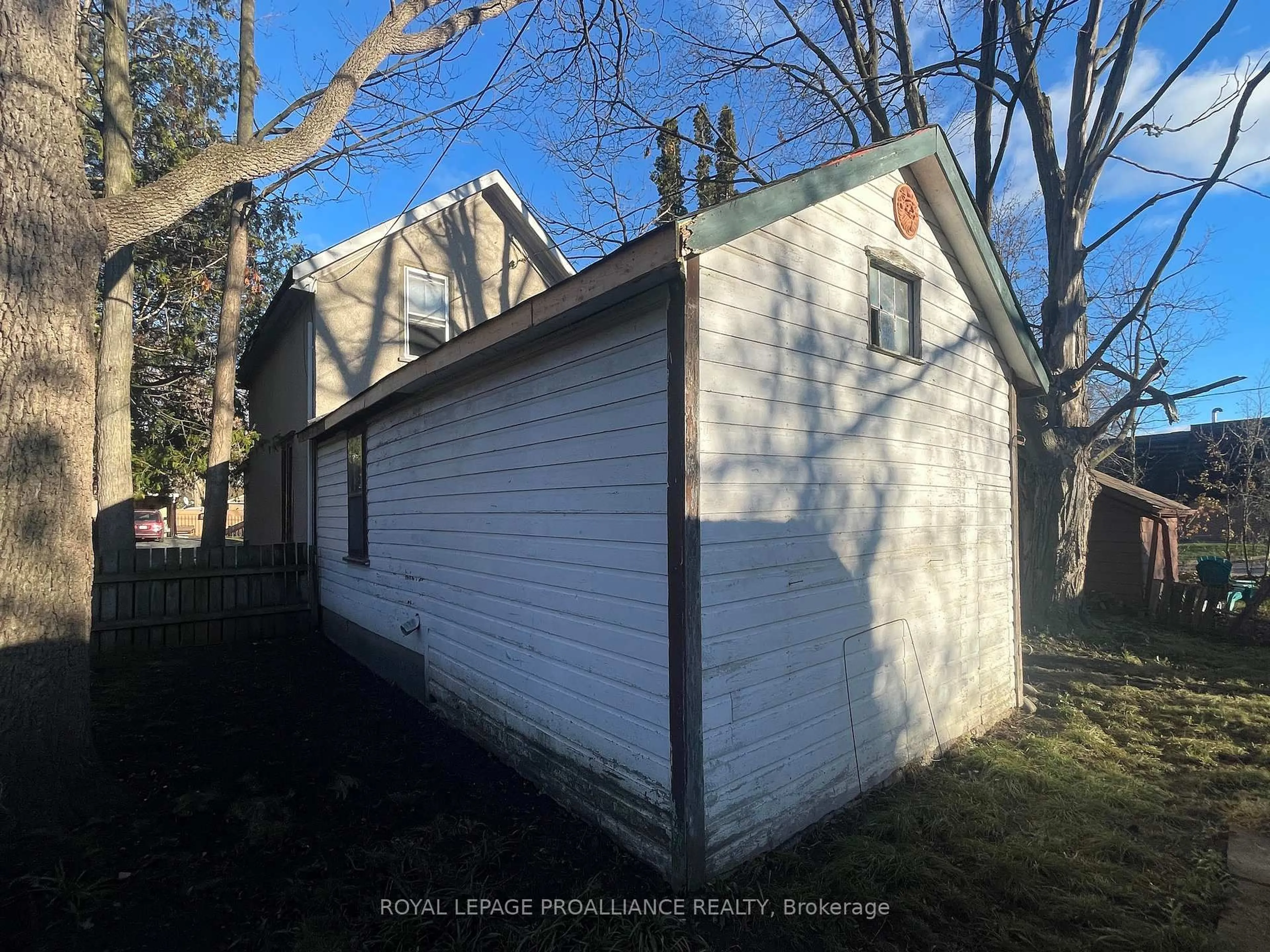 Shed for 633 Rogers St, Peterborough Ontario K9H 1X9