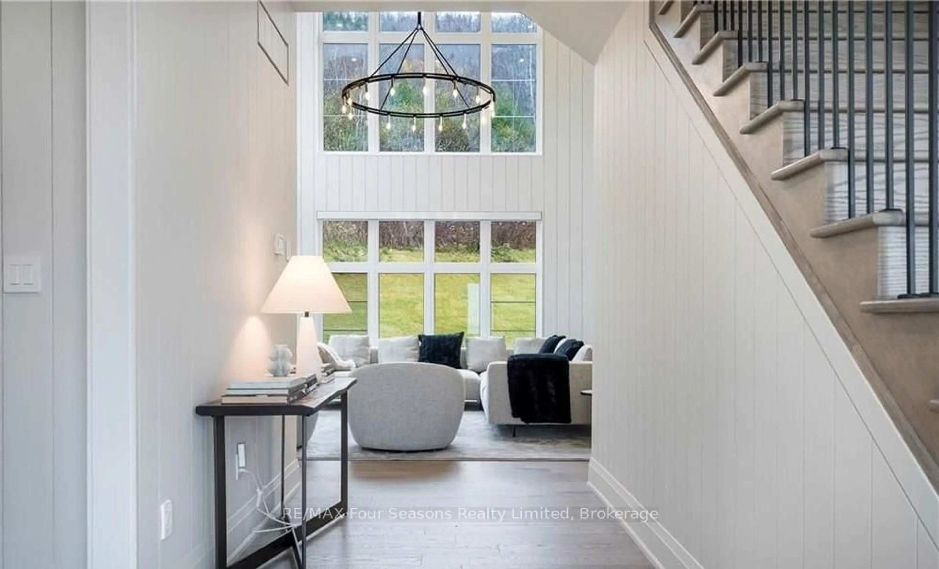 Indoor entryway for 132 Dorothy Dr, Blue Mountains Ontario N0H 2P0