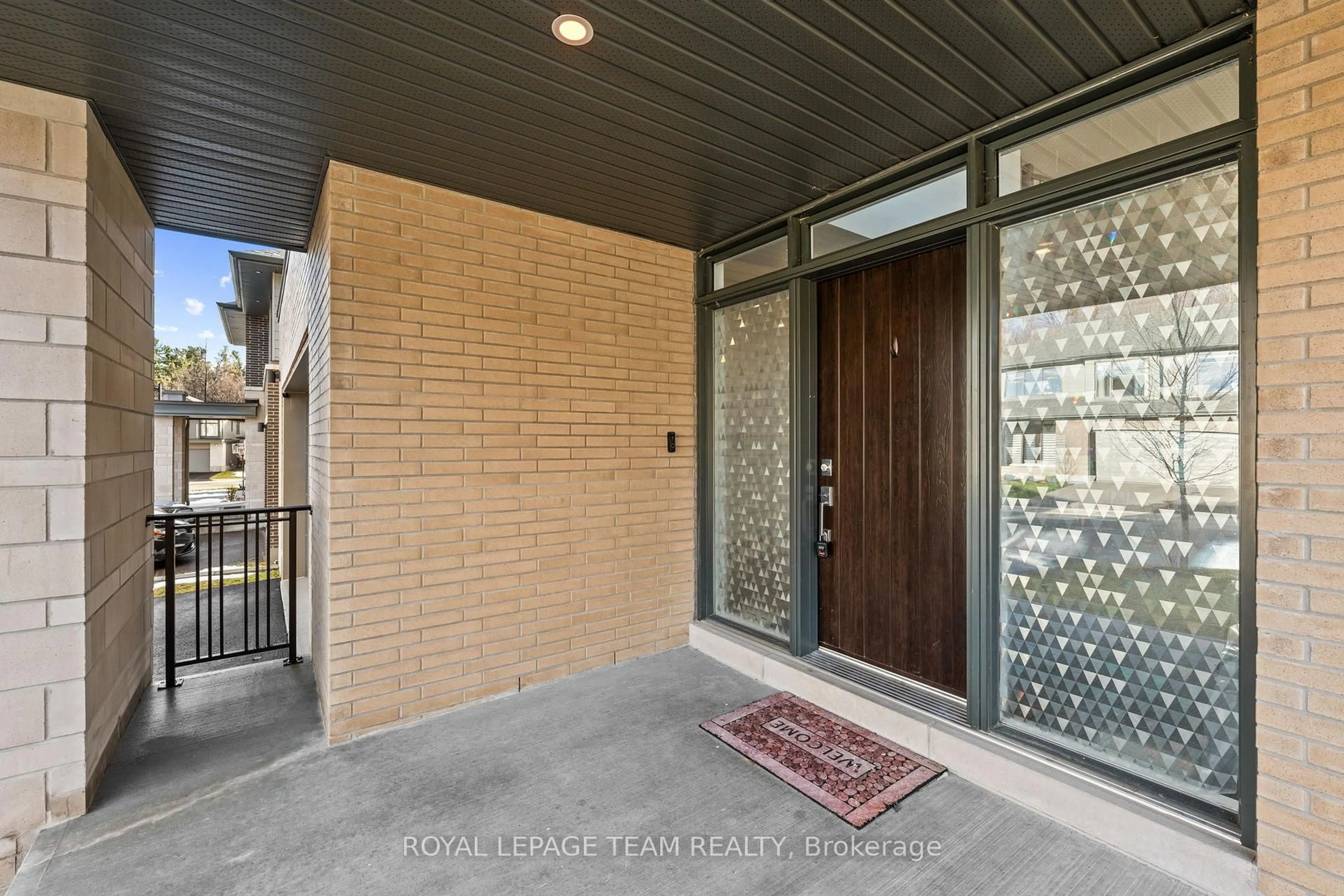 Indoor entryway for 200 Ketchikan Cres, Ottawa Ontario K2T 0S3