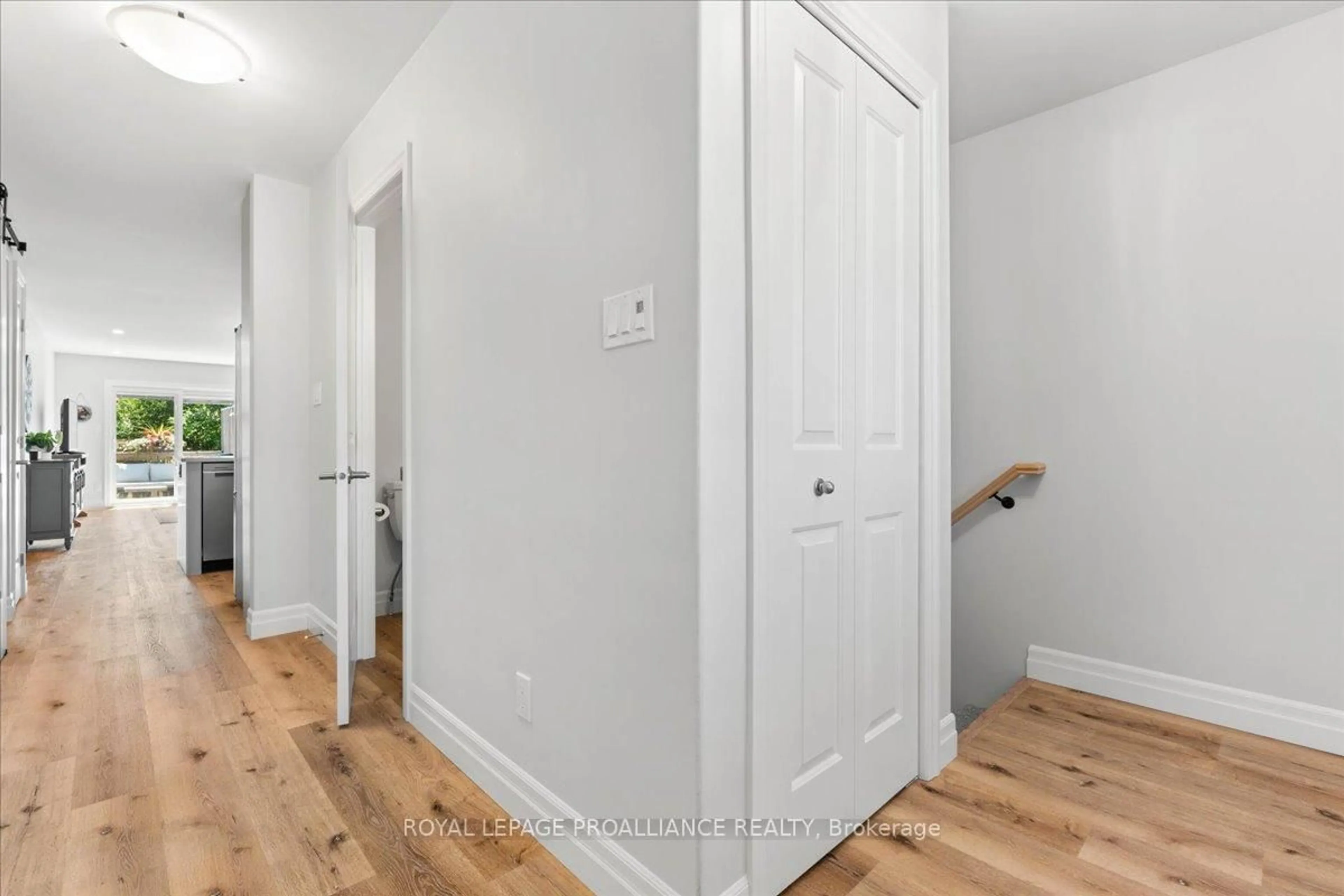 Indoor entryway for 39 Hillside Meadow Dr, Quinte West Ontario K8V 0J5