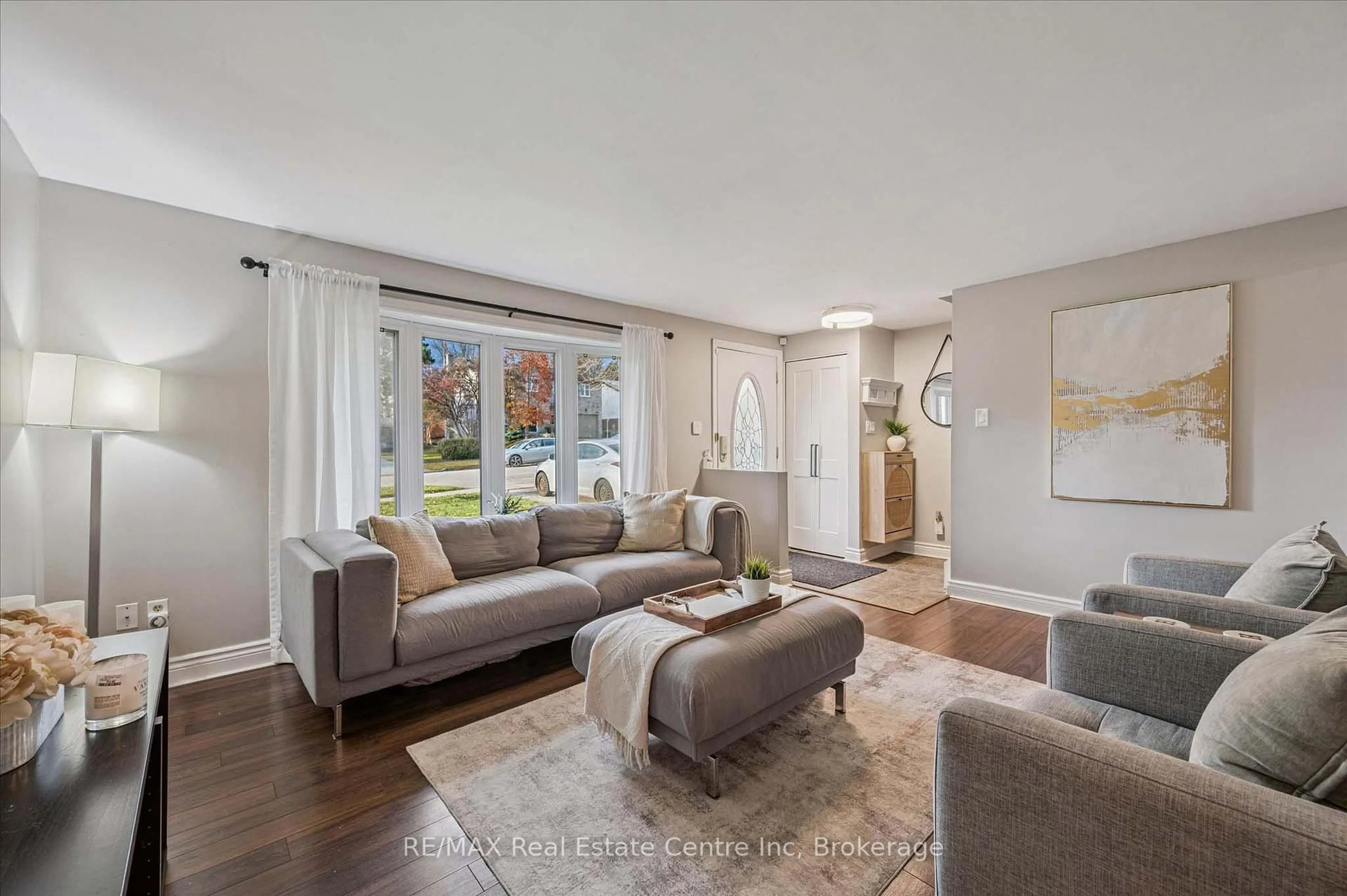 Living room with furniture, unknown for 3 Briarlea Rd, Guelph Ontario N1G 3H4