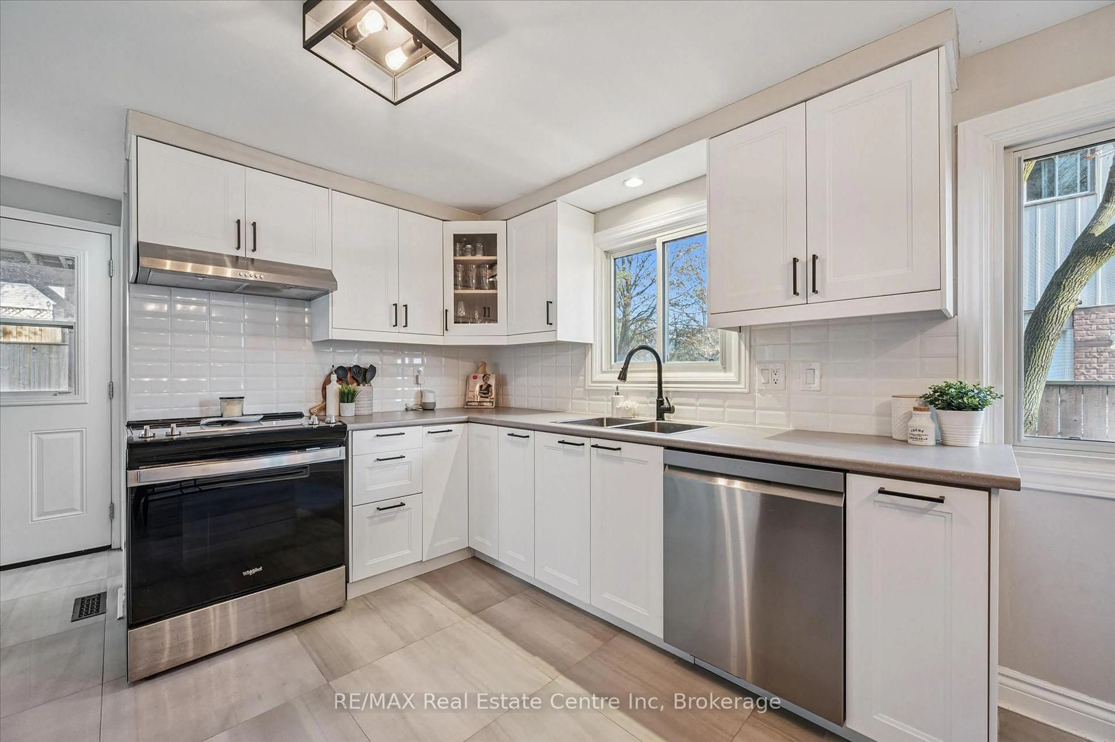 Open concept kitchen, ceramic/tile floor for 3 Briarlea Rd, Guelph Ontario N1G 3H4