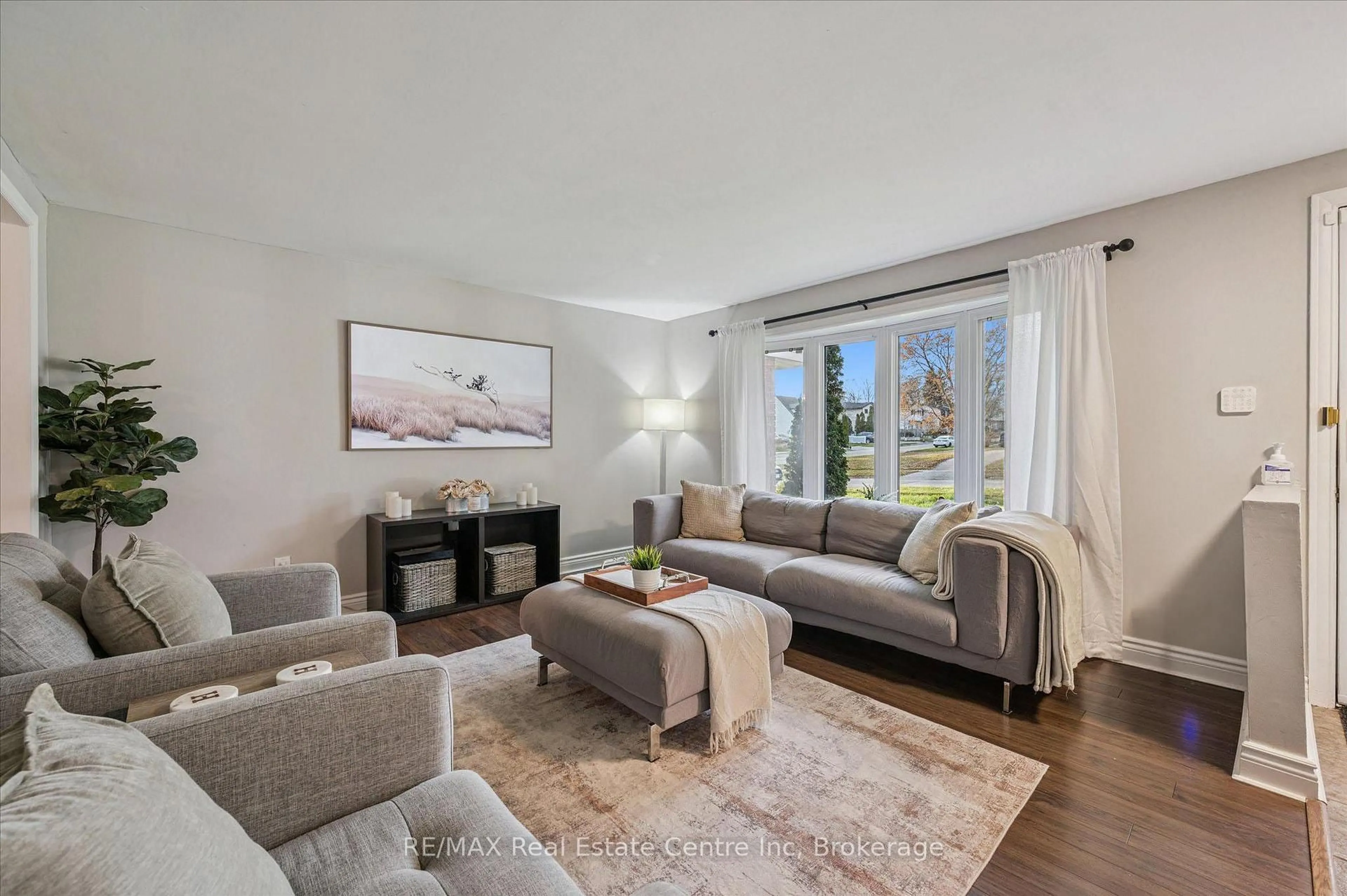 Living room with furniture, unknown for 3 Briarlea Rd, Guelph Ontario N1G 3H4