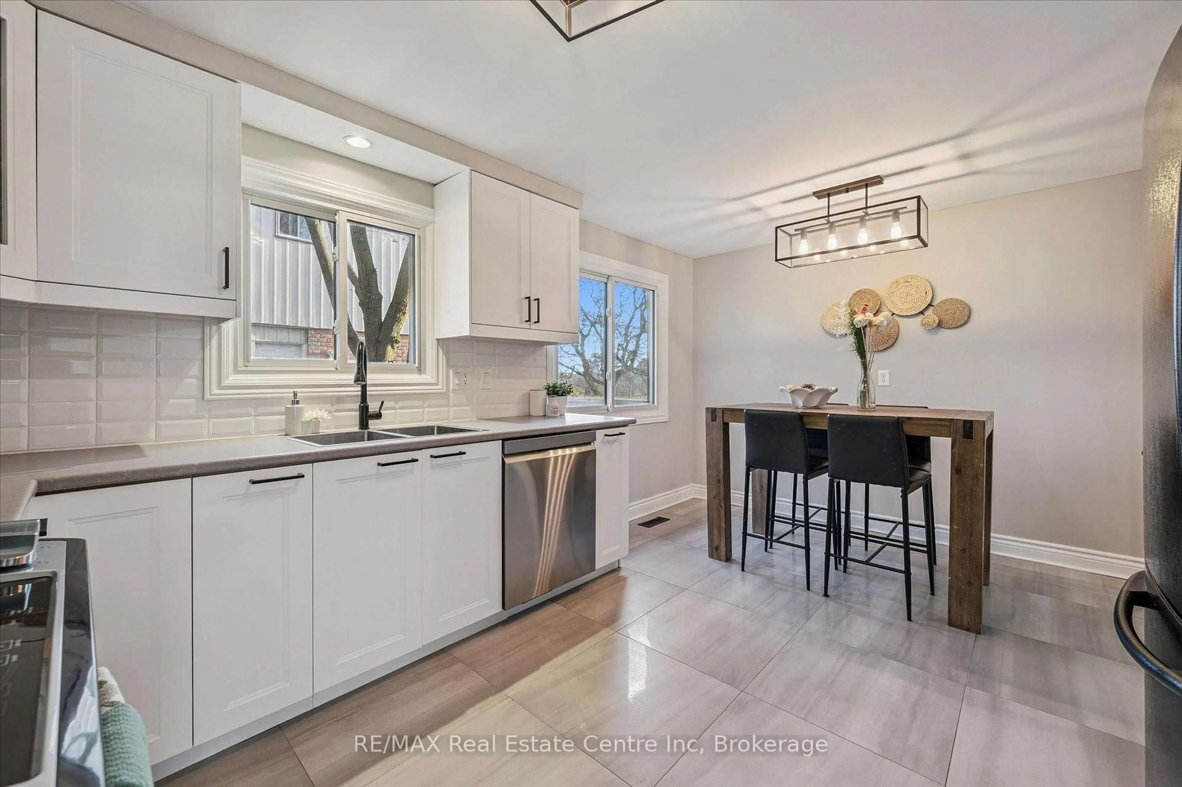 Open concept kitchen, unknown for 3 Briarlea Rd, Guelph Ontario N1G 3H4