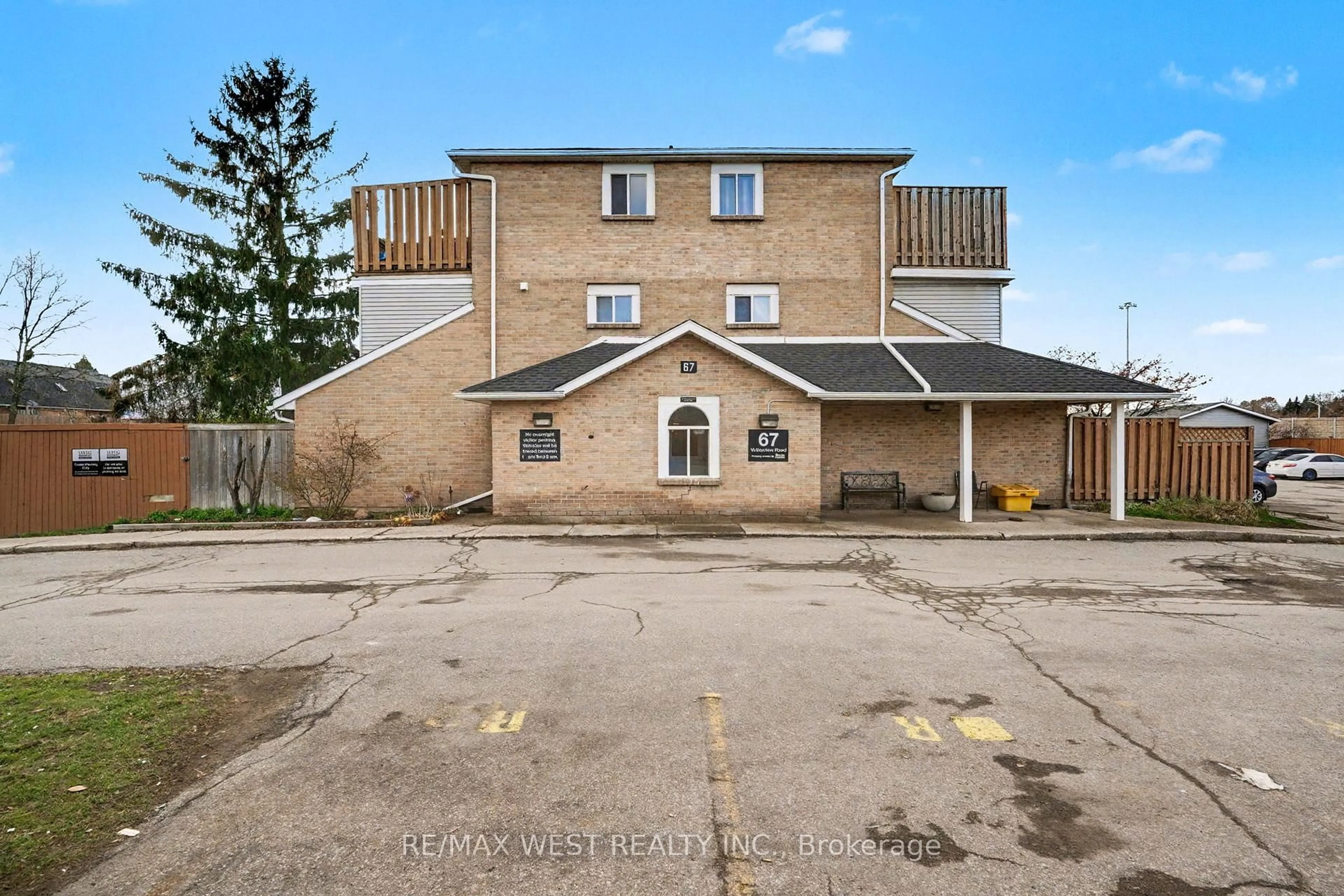 A pic from outside/outdoor area/front of a property/back of a property/a pic from drone, building for 67 Valleyview Rd #37, Kitchener Ontario N2E 3J1