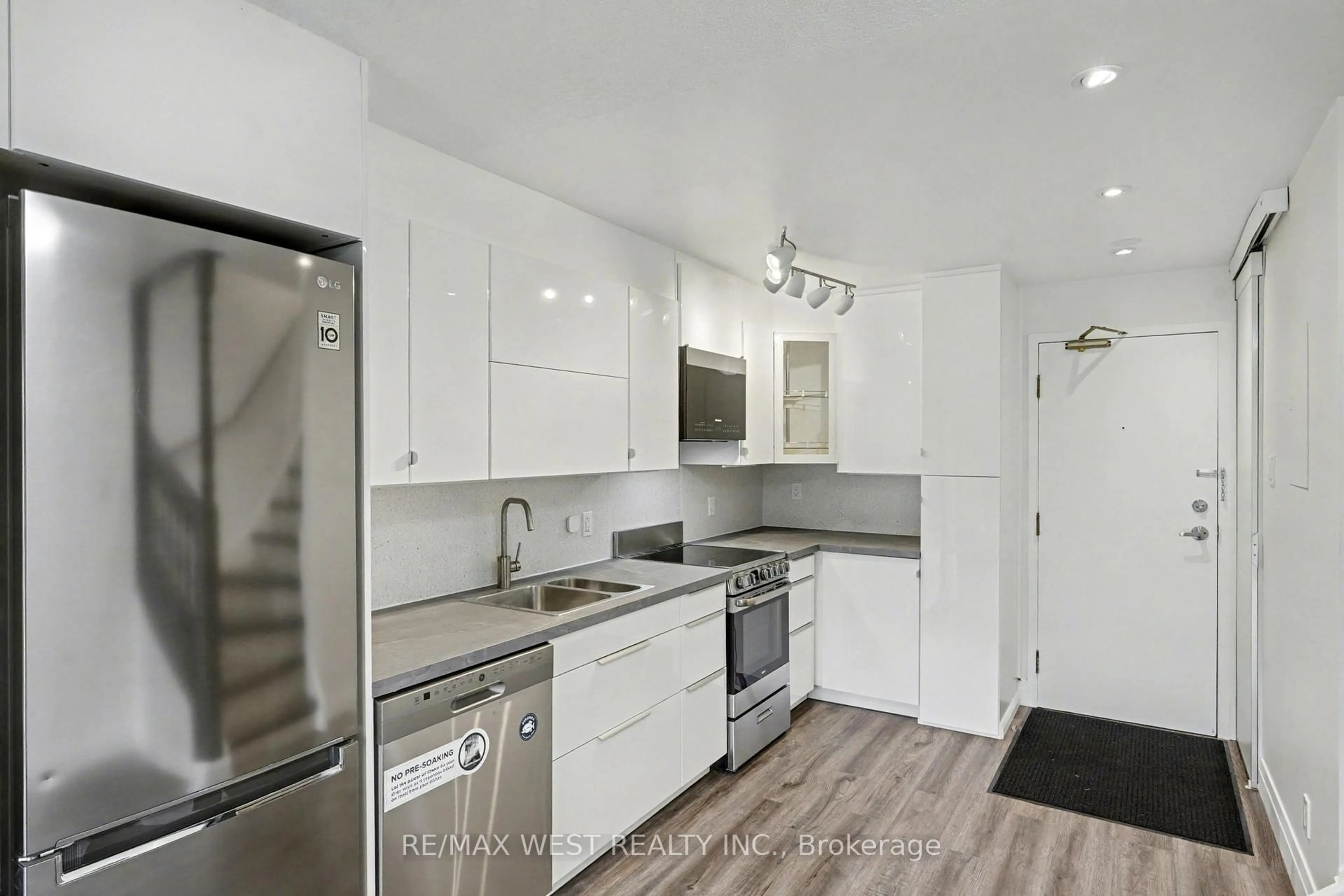 Standard kitchen, unknown for 67 Valleyview Rd #37, Kitchener Ontario N2E 3J1