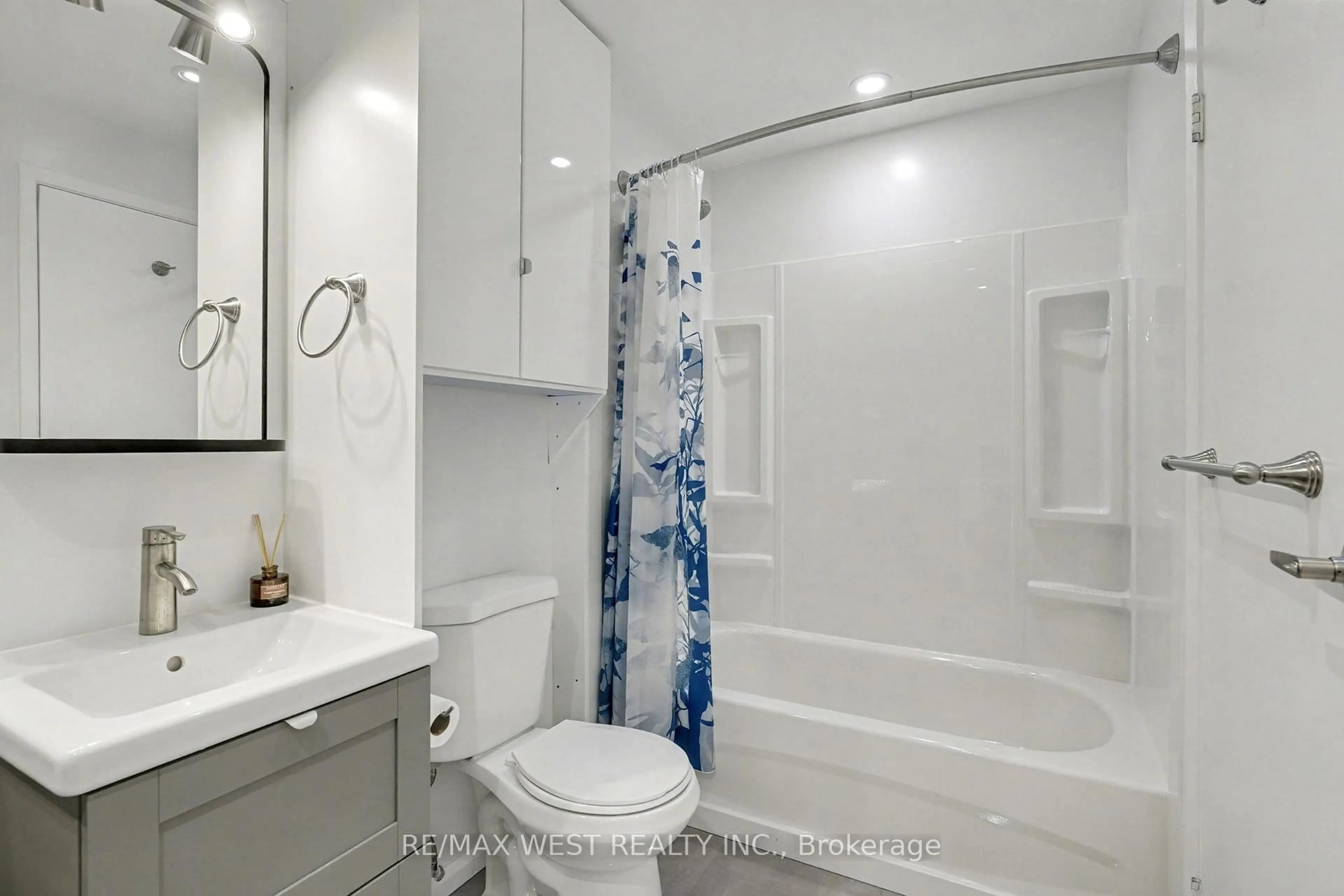 Standard bathroom, ceramic/tile floor for 67 Valleyview Rd #37, Kitchener Ontario N2E 3J1