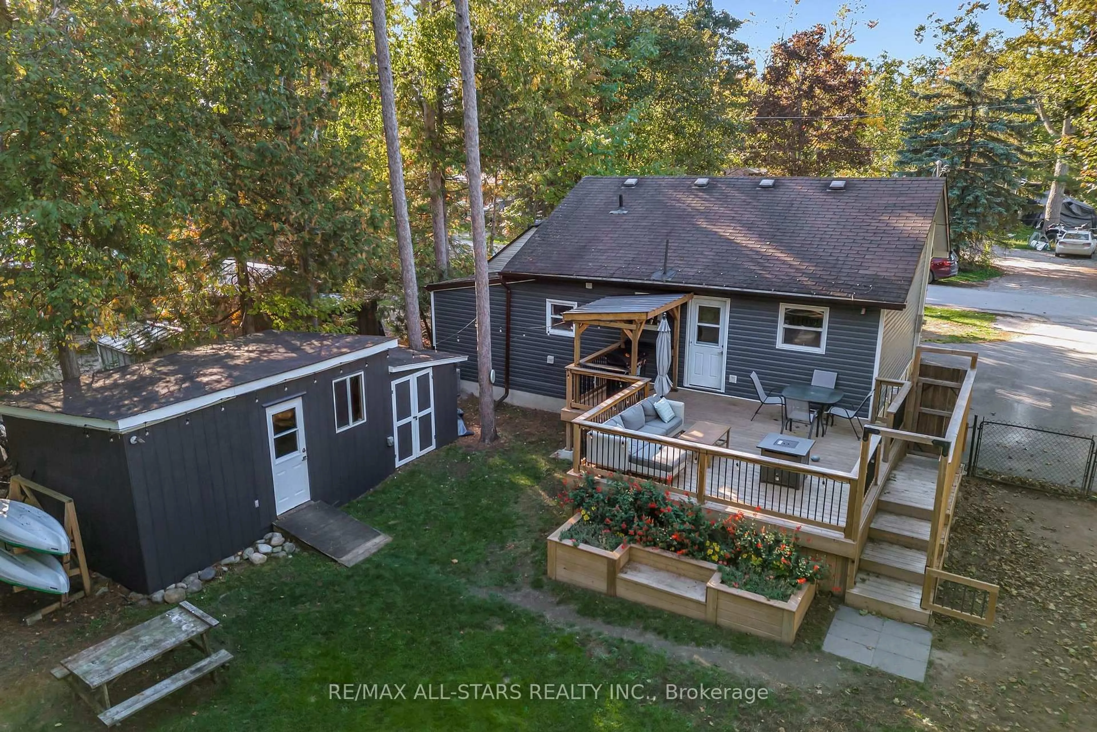 A pic from outside/outdoor area/front of a property/back of a property/a pic from drone, unknown for 16 Parkhill Dr, Kawartha Lakes Ontario K0M 1N0