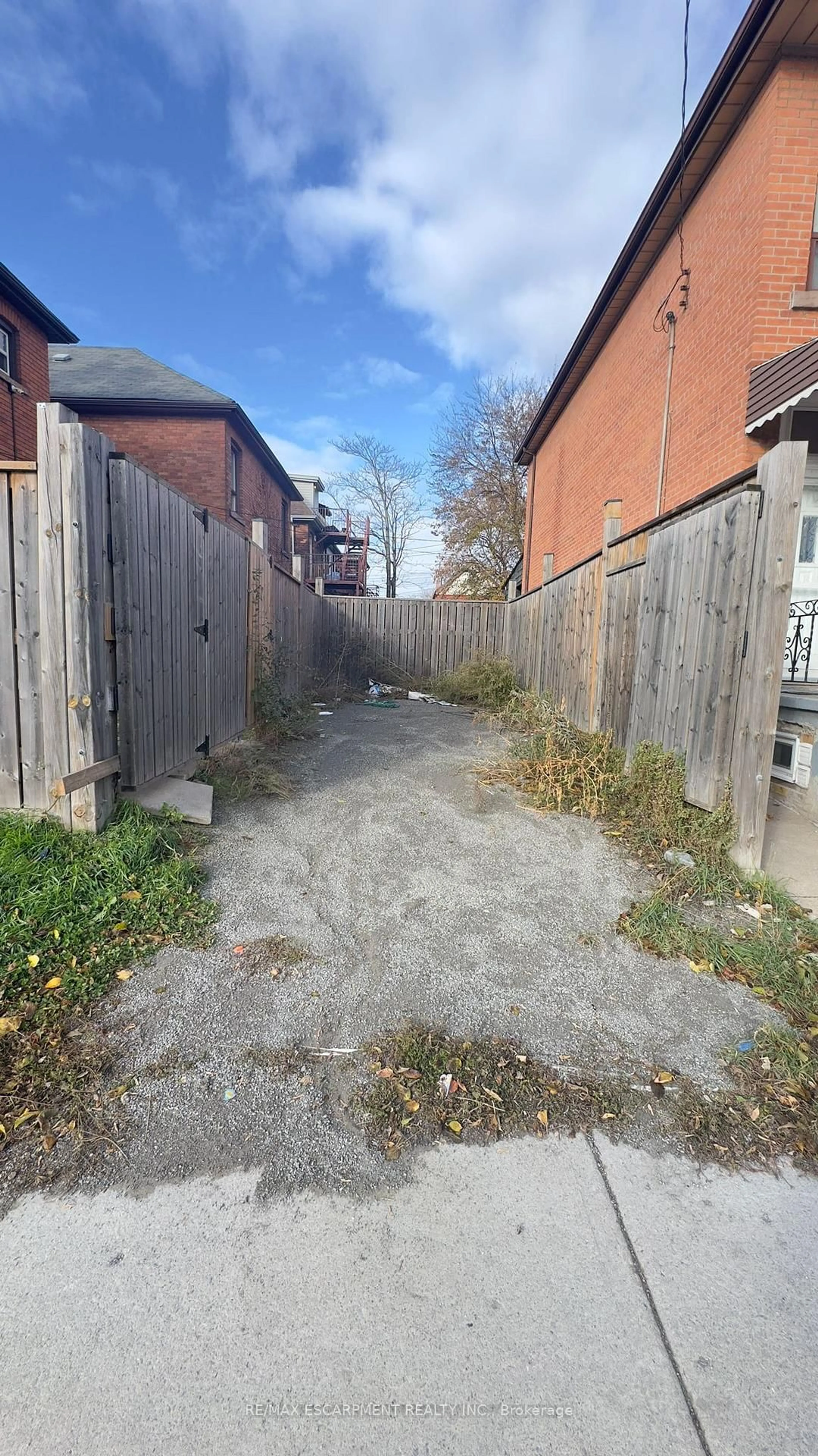 A pic from outside/outdoor area/front of a property/back of a property/a pic from drone, street for 497 Cannon St, Hamilton Ontario L8L 2E5