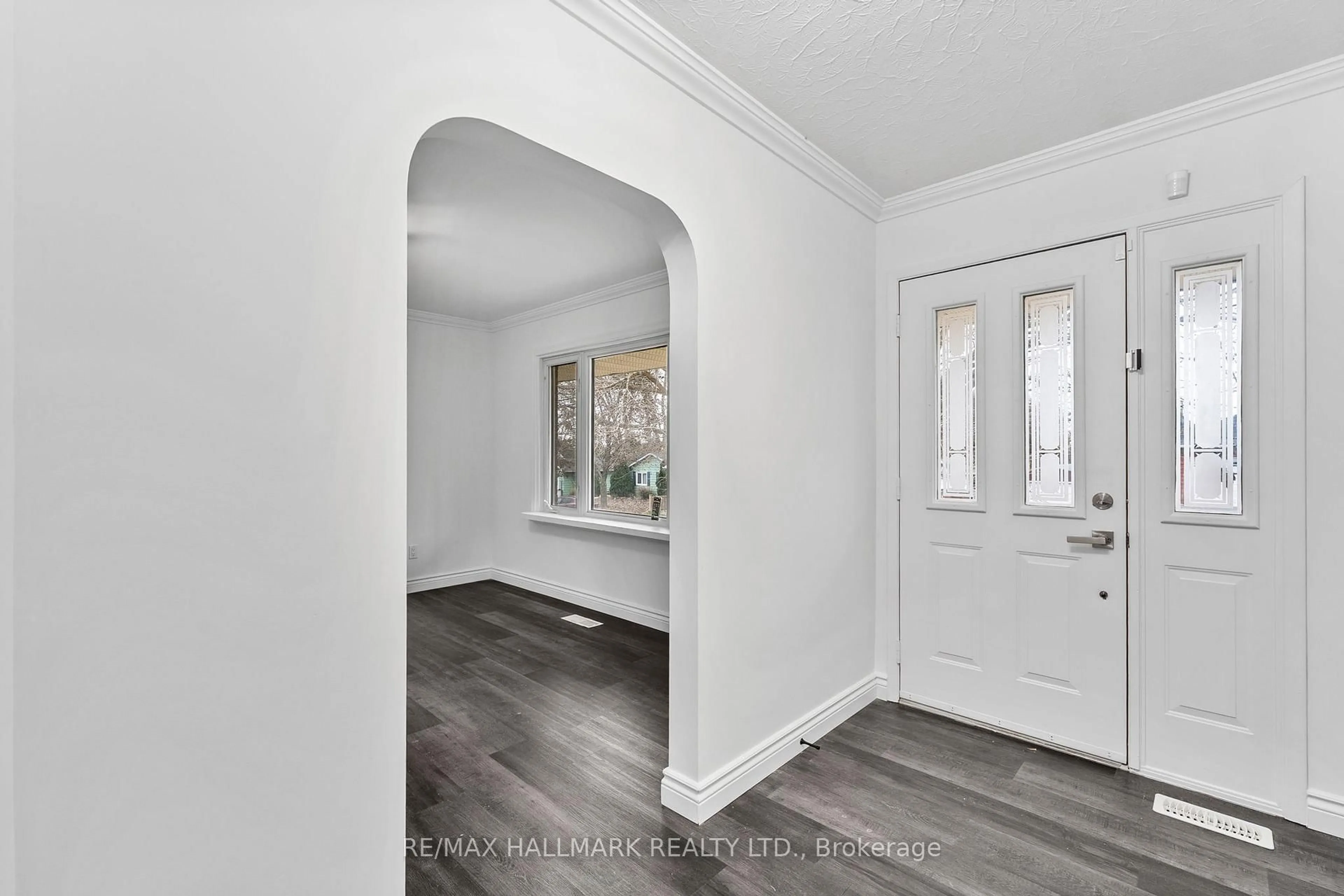 Indoor entryway for 10 Dorman St, Brighton Ontario K0K 1H0