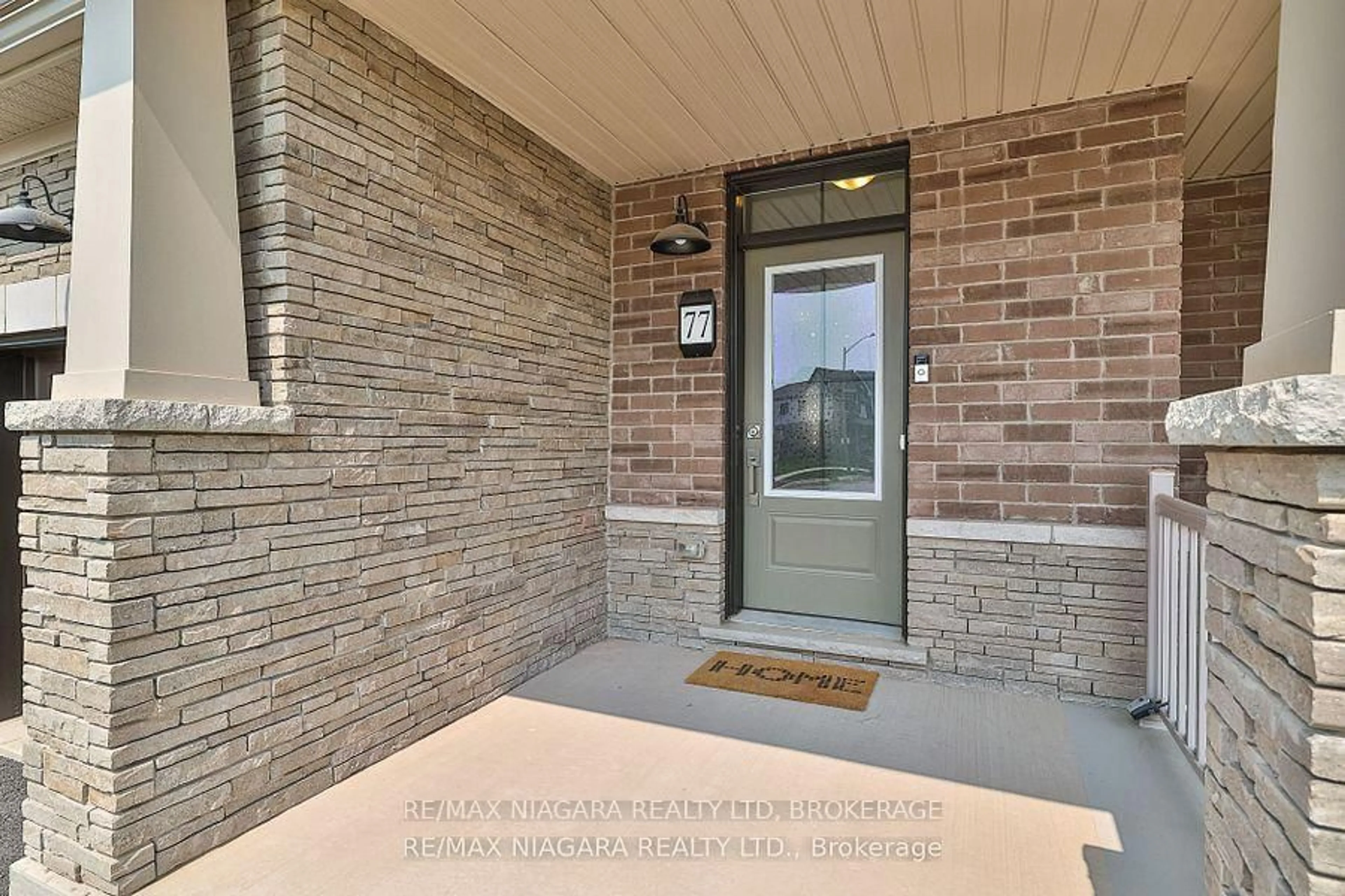 Indoor entryway for 77 KEELSON St, Welland Ontario L3B 0M4